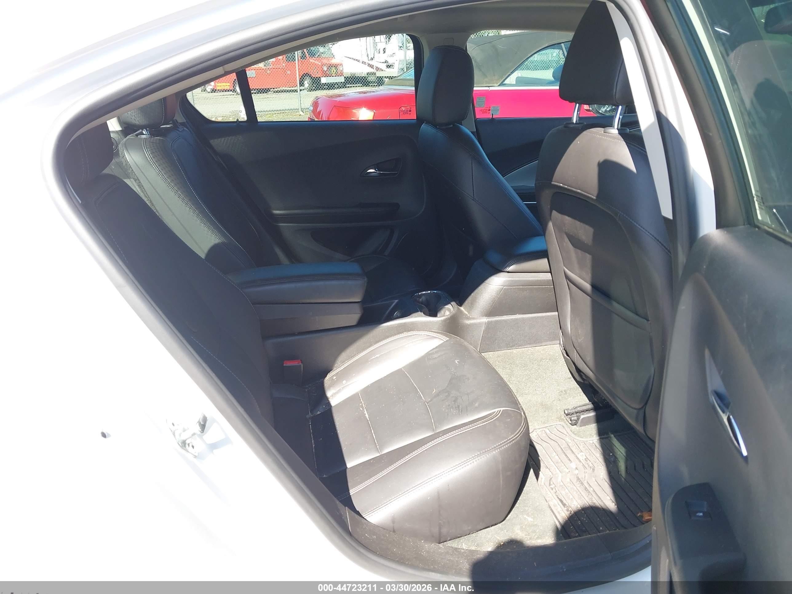 2015 Chevrolet Volt   White vin: 1G1RD6E49FU117208