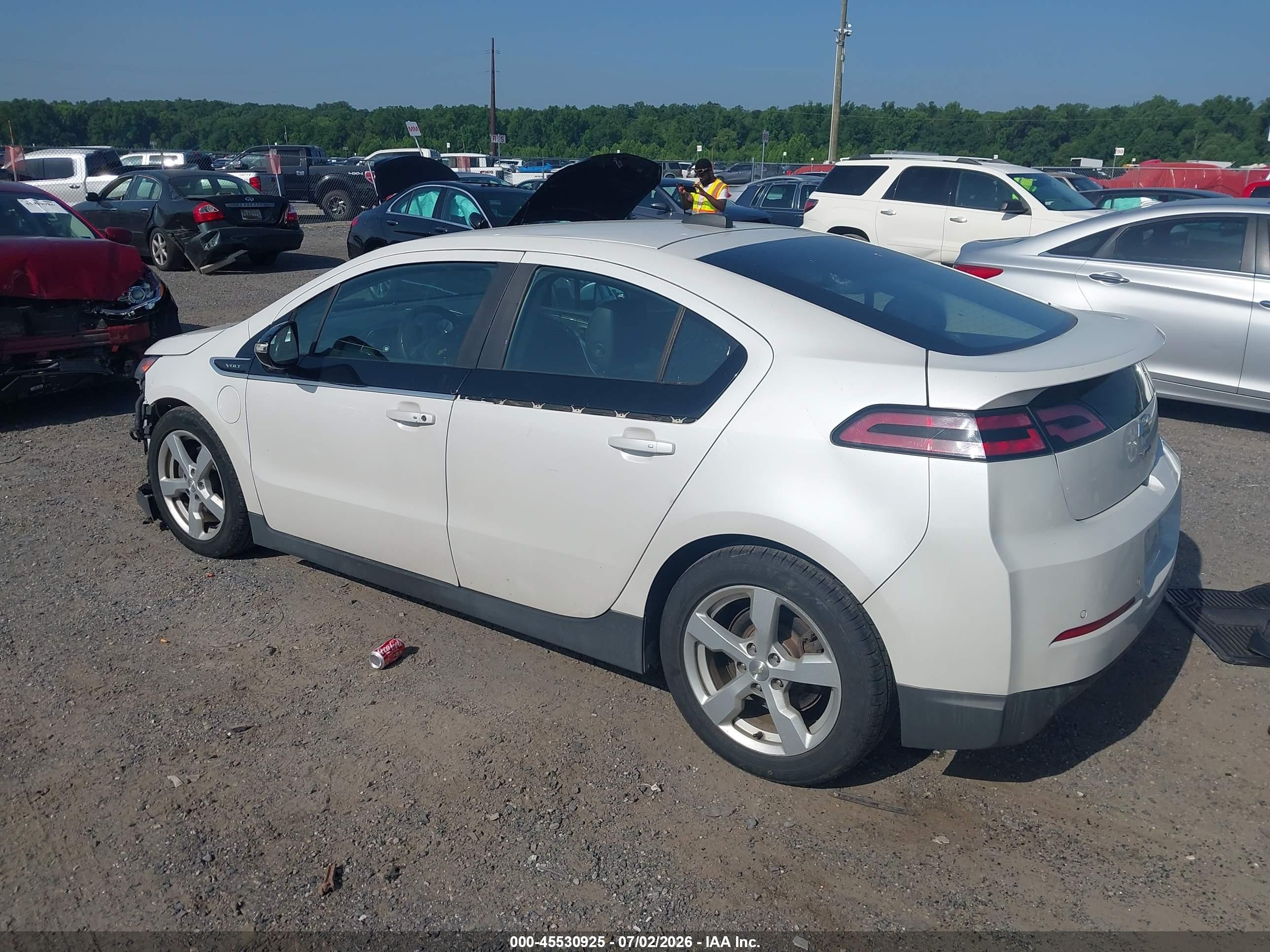 2015 Chevrolet Volt   White vin: 1G1RD6E4XFU140285