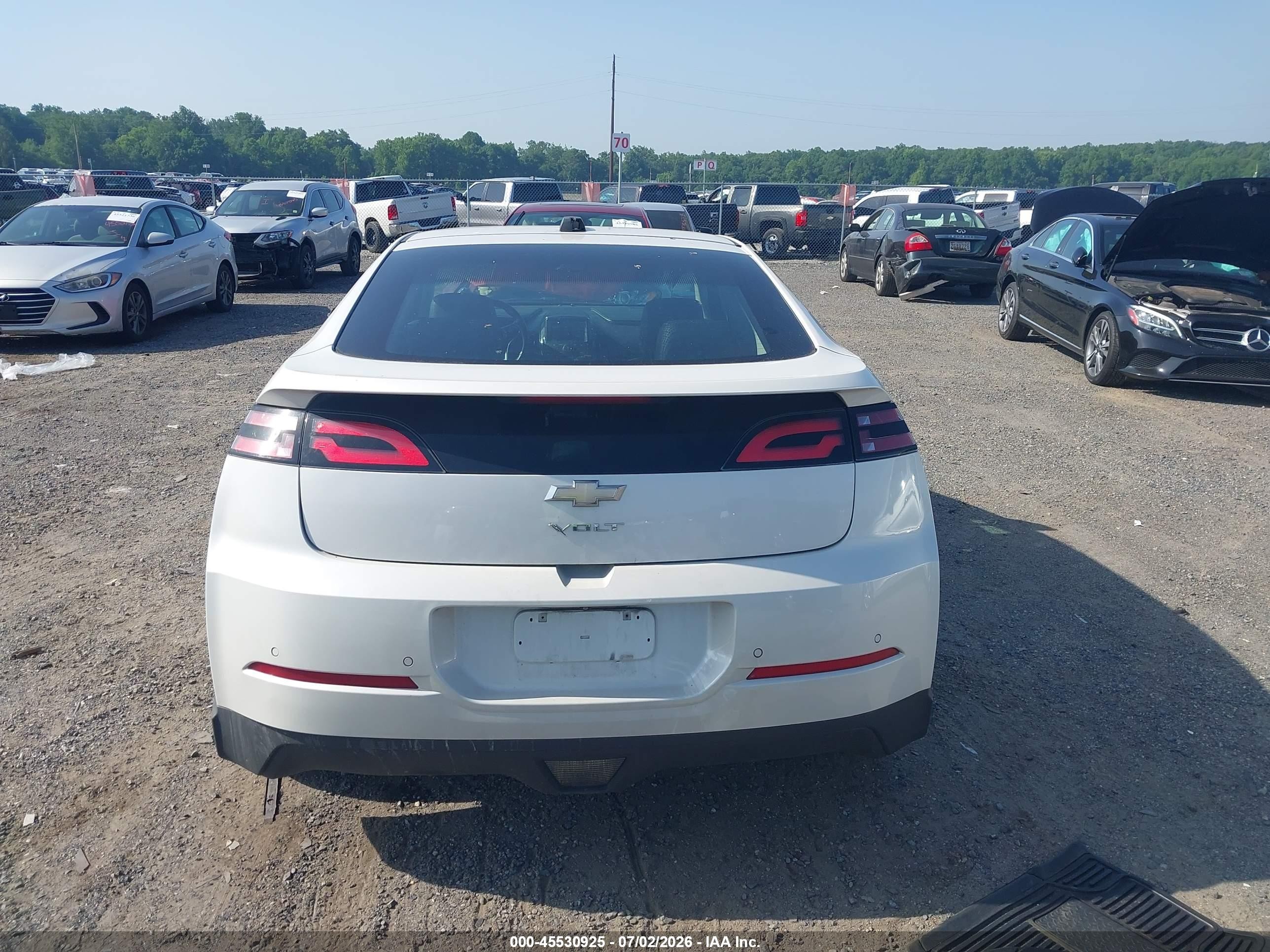 2015 Chevrolet Volt   White vin: 1G1RD6E4XFU140285