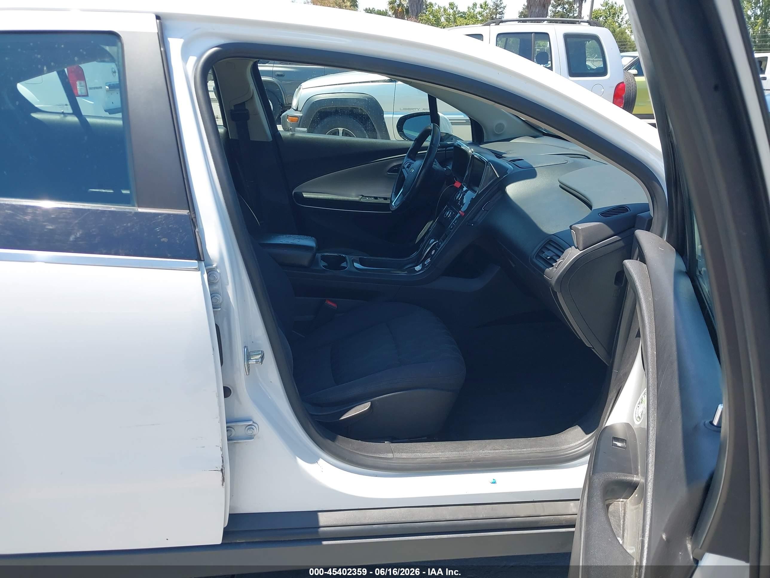 2014 Chevrolet Volt   White vin: 1G1RE6E46EU165695