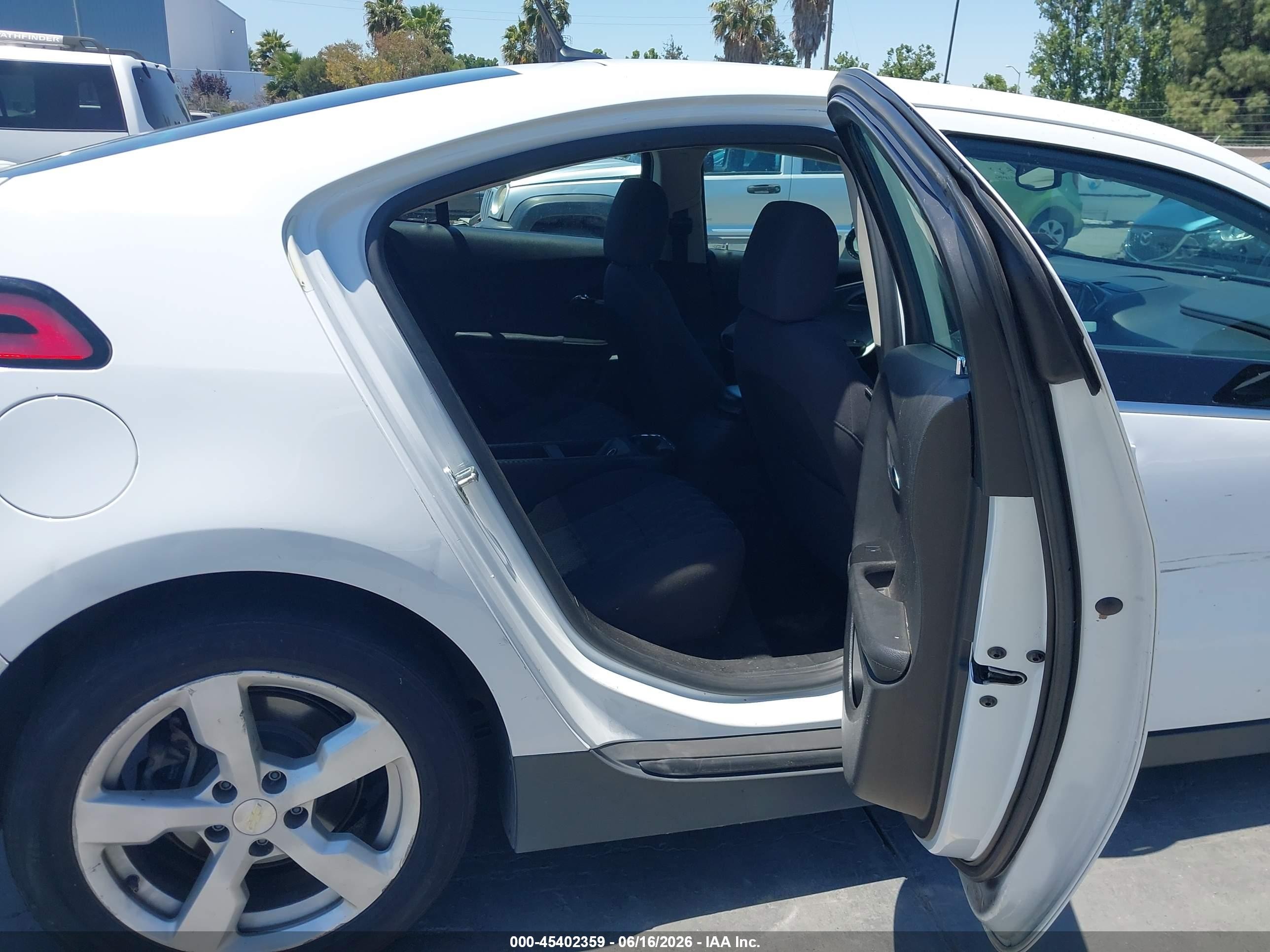 2014 Chevrolet Volt   White vin: 1G1RE6E46EU165695