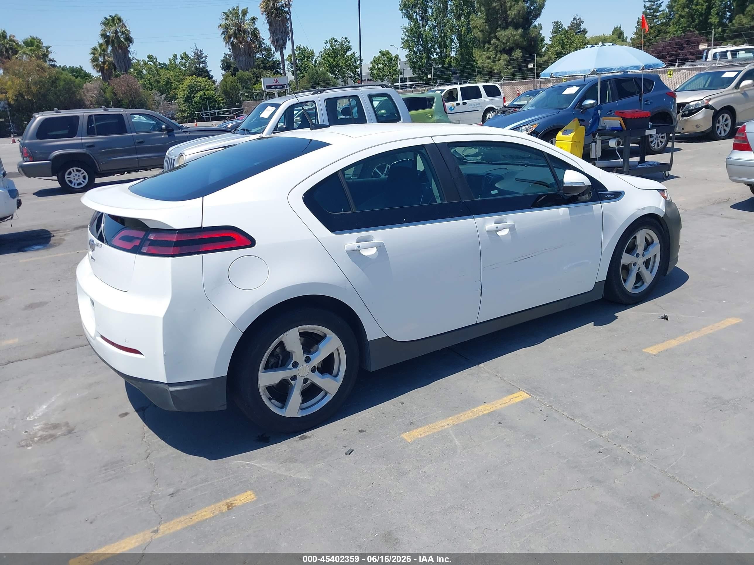 2014 Chevrolet Volt   White vin: 1G1RE6E46EU165695