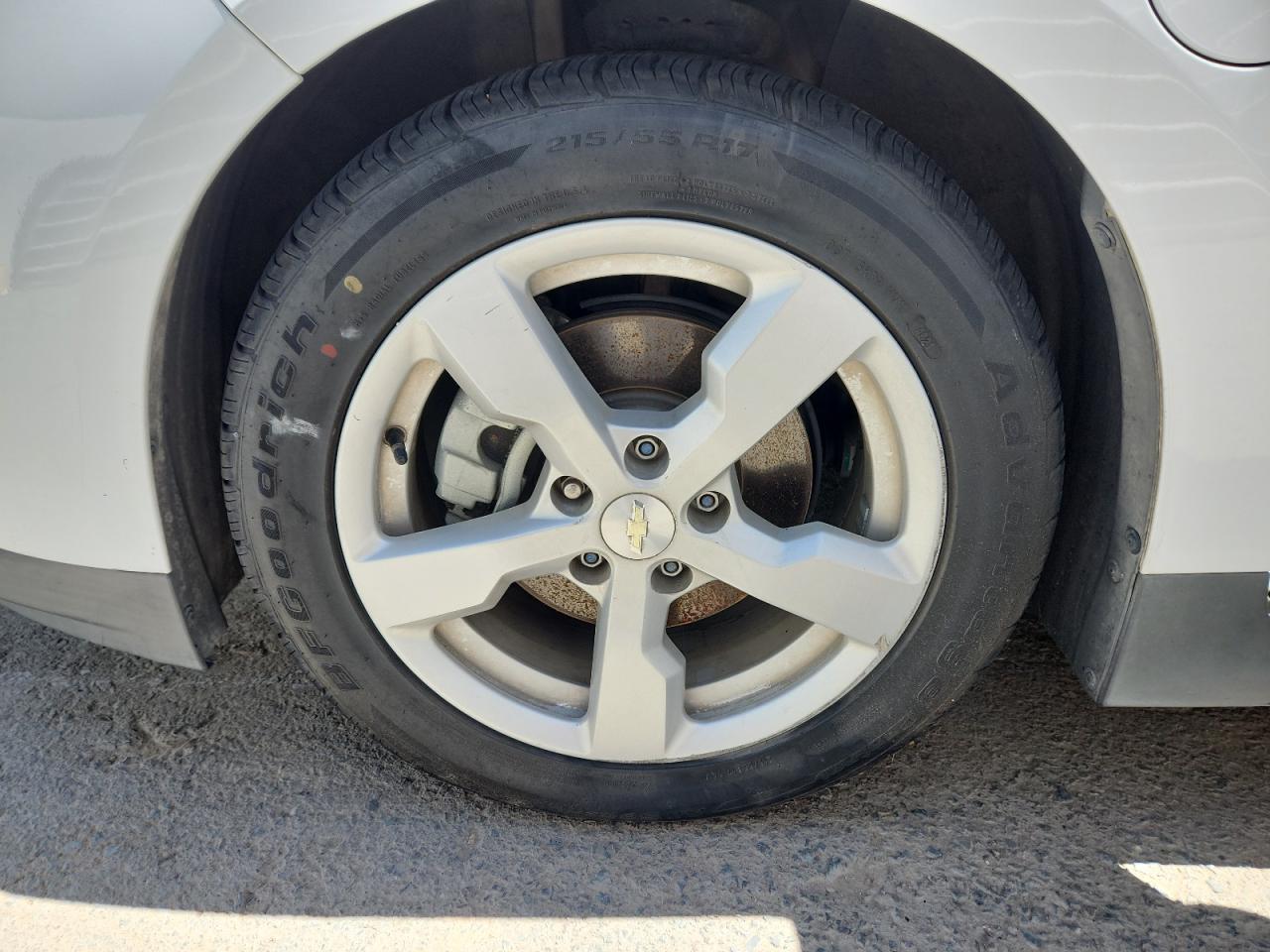 2014 Chevrolet Volt White vin: 1G1RE6E47EU135041 Damage: Left Front Wheel, Curb Rash, > 12 Inches