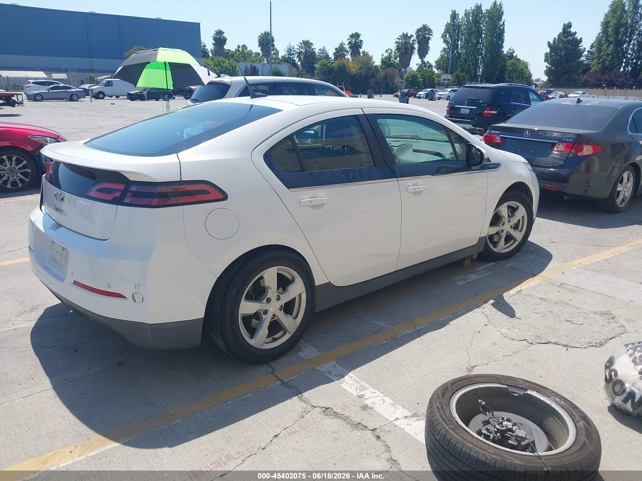 2014 Chevrolet Volt   White vin: 1G1RF6E42EU161396