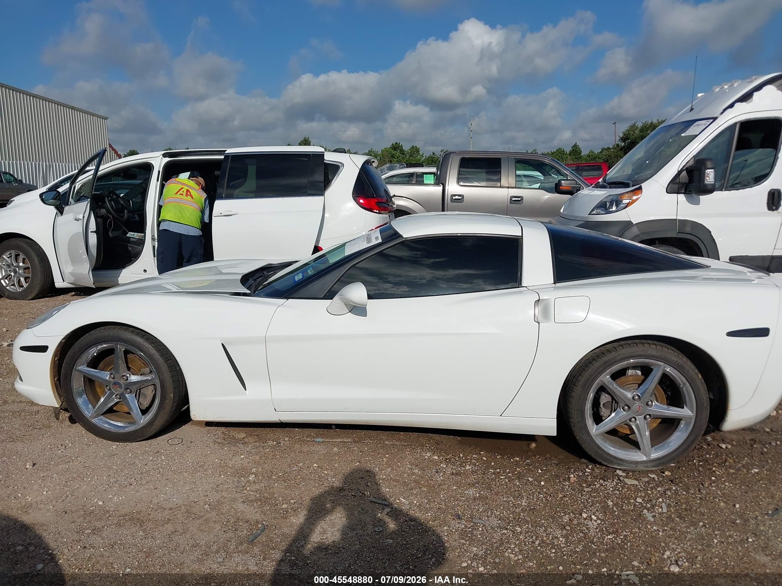 2011 Chevrolet Corvette   Белый vin: 1G1YF2DW3B5108591