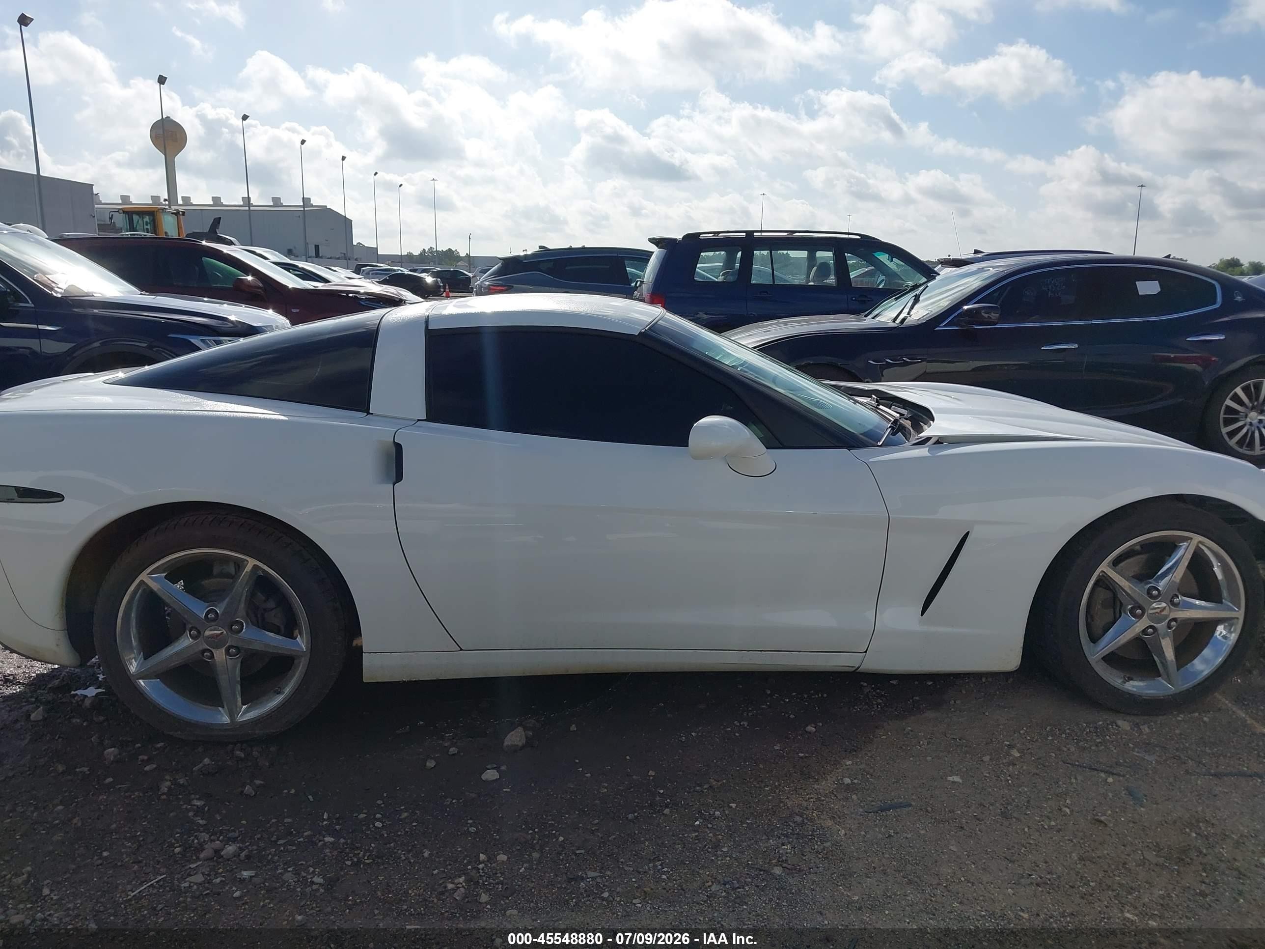 2011 Chevrolet Corvette   Белый vin: 1G1YF2DW3B5108591