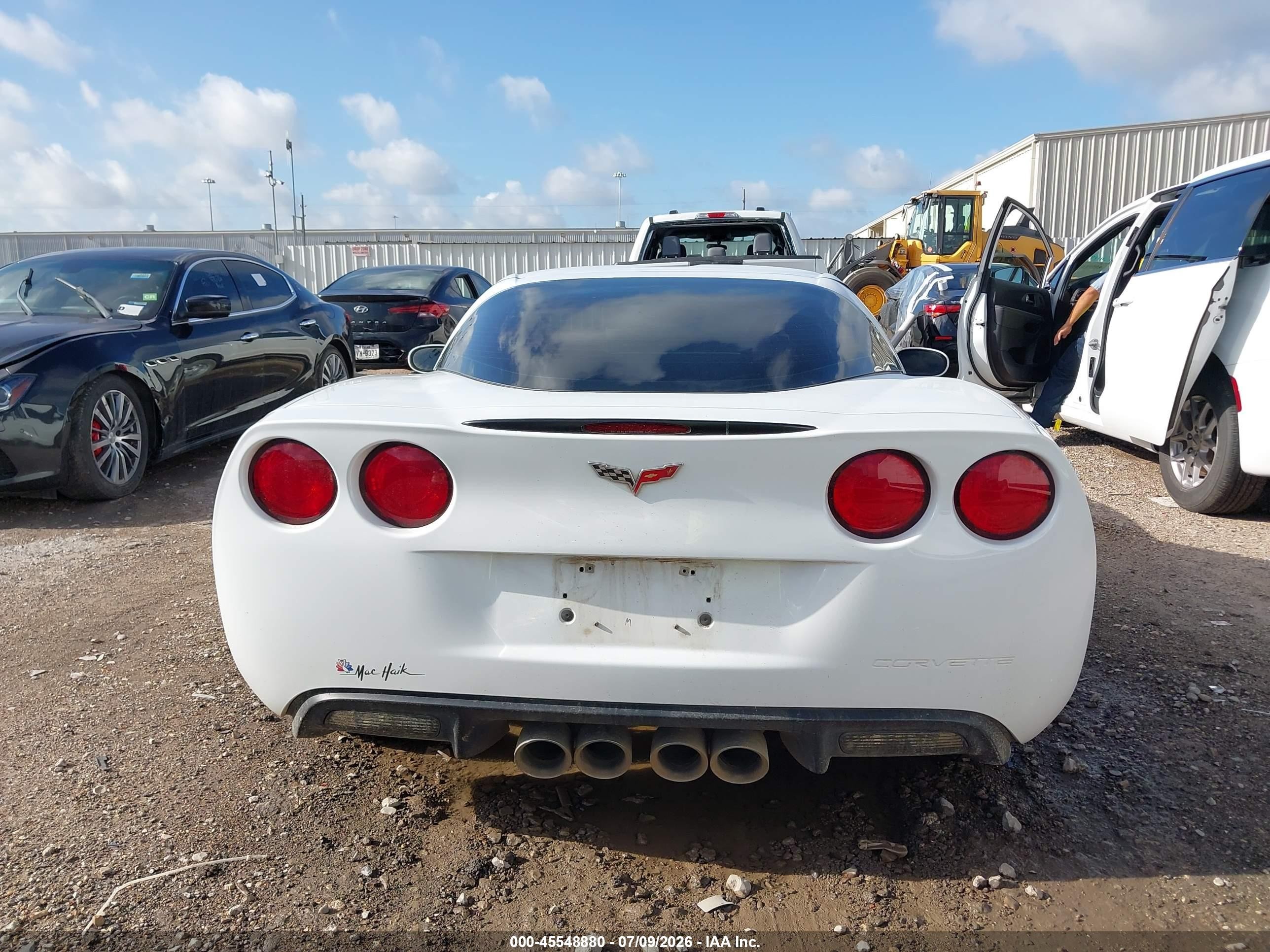 2011 Chevrolet Corvette   Белый vin: 1G1YF2DW3B5108591