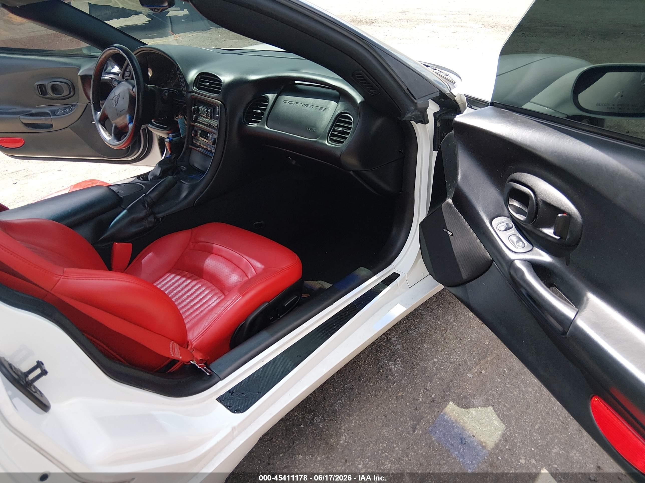2004 Chevrolet Corvette   White vin: 1G1YY22G345128574