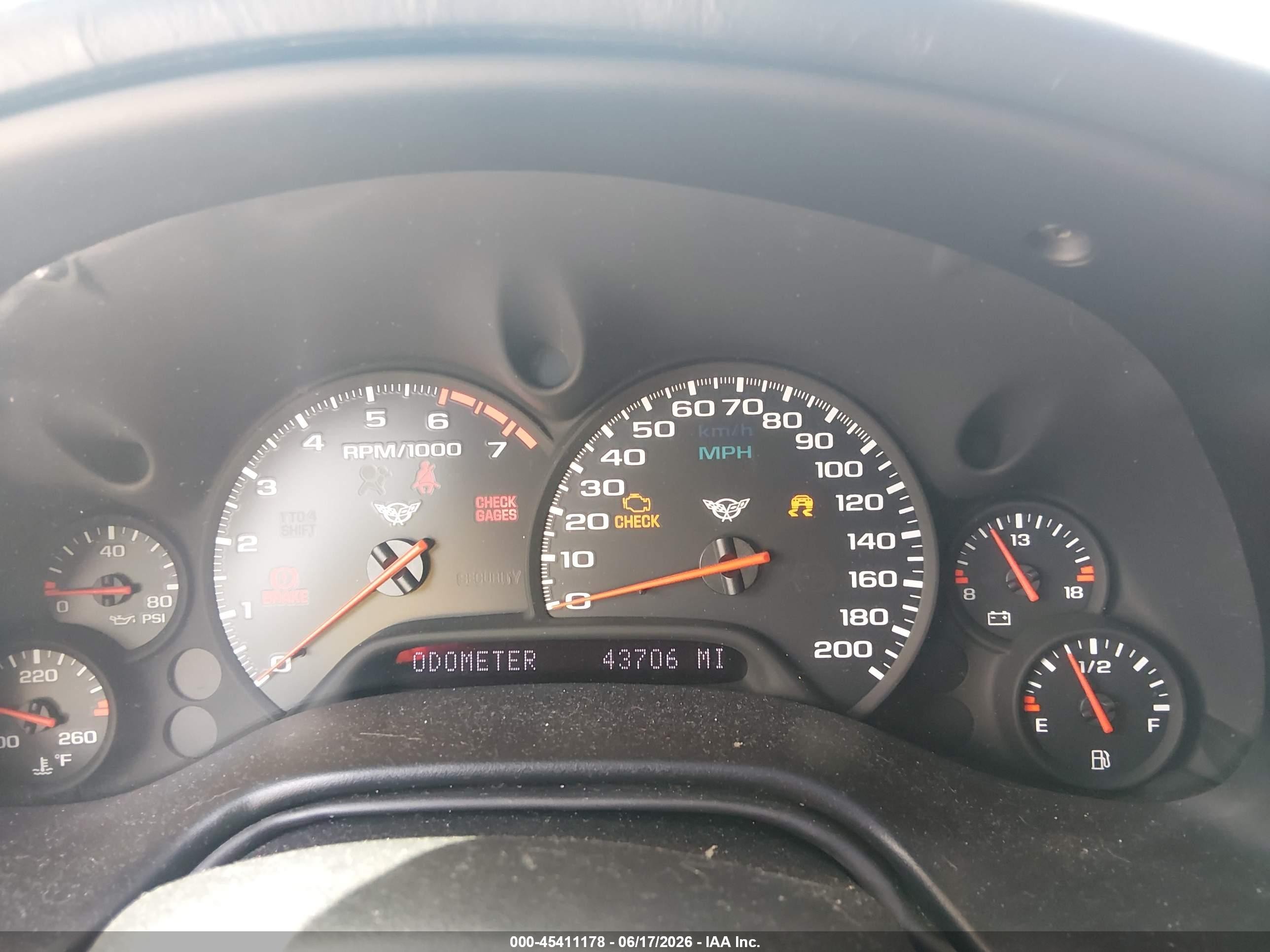 2004 Chevrolet Corvette   White vin: 1G1YY22G345128574
