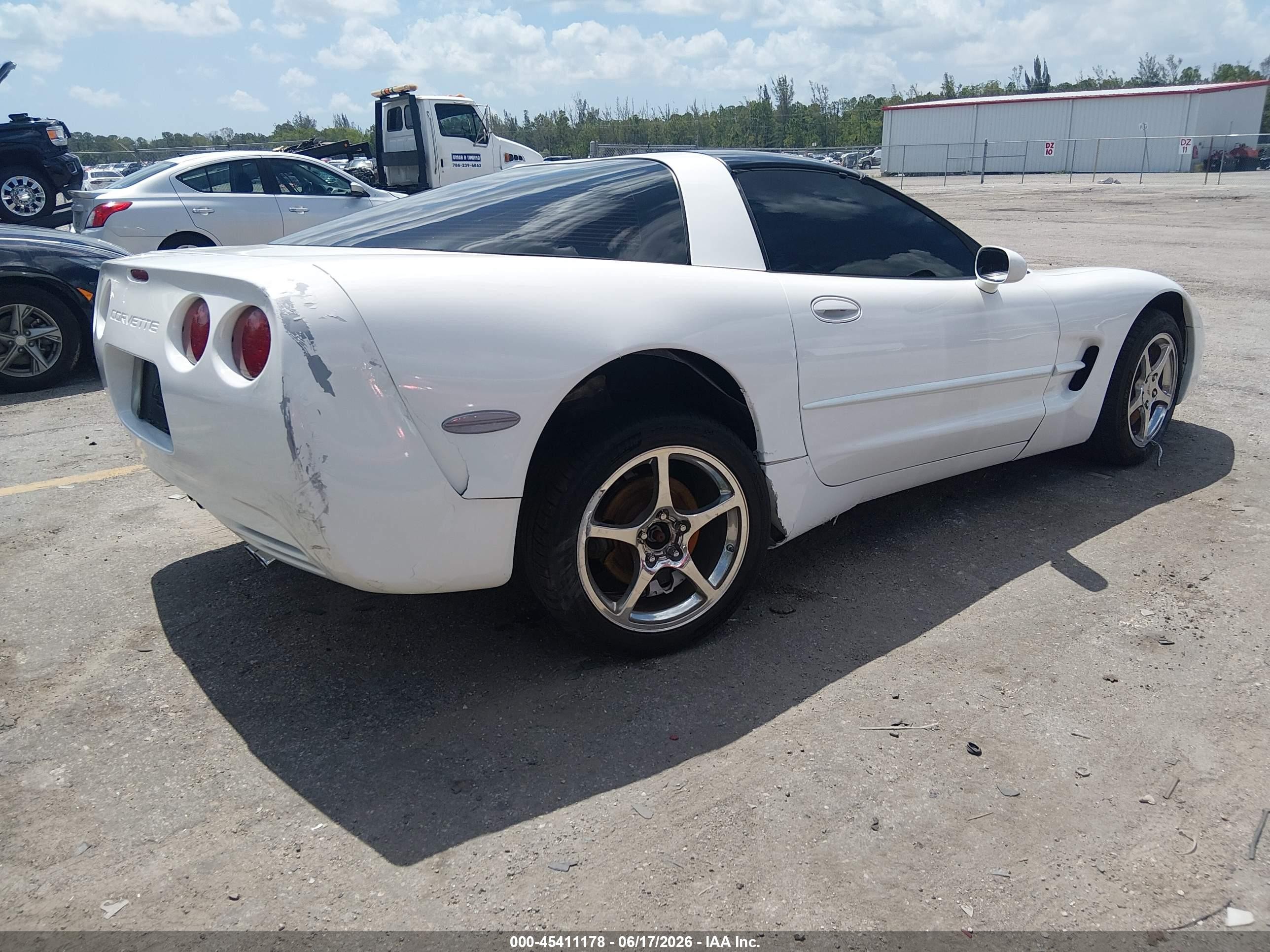 2004 Chevrolet Corvette   White vin: 1G1YY22G345128574