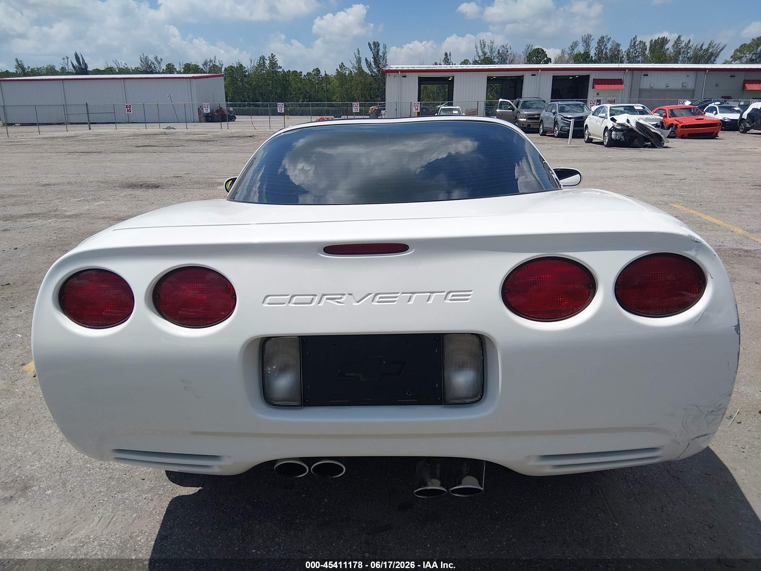 2004 Chevrolet Corvette   White vin: 1G1YY22G345128574