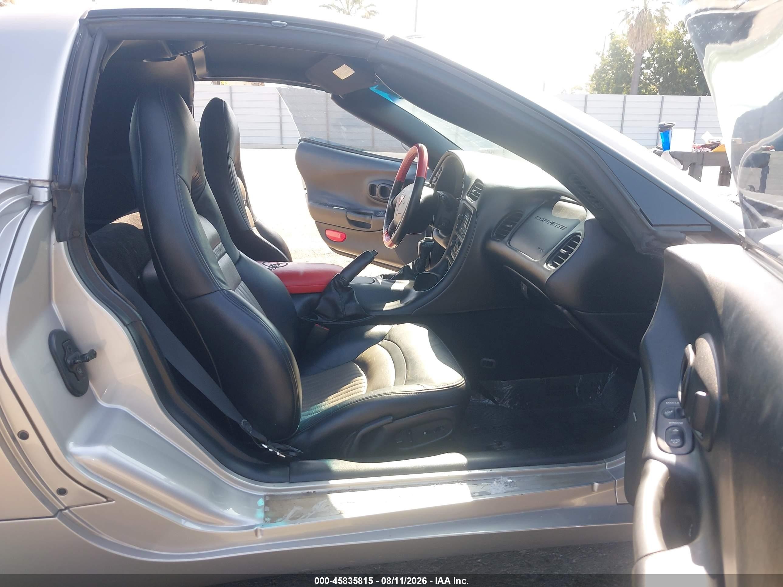 2004 Chevrolet Corvette   Серебряный vin: 1G1YY22G545133744
