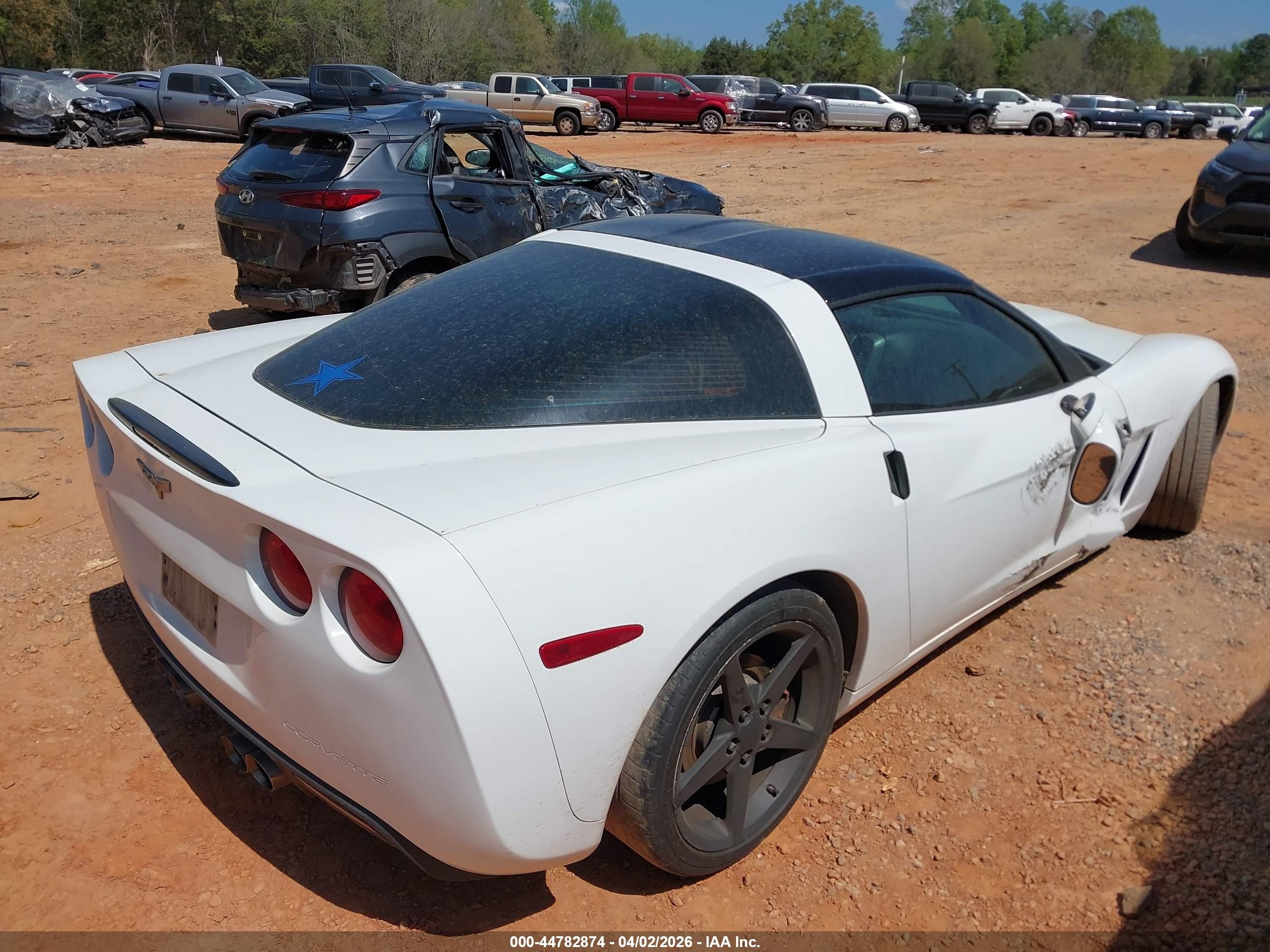 2005 Chevrolet Corvette   White vin: 1G1YY24U255103539
