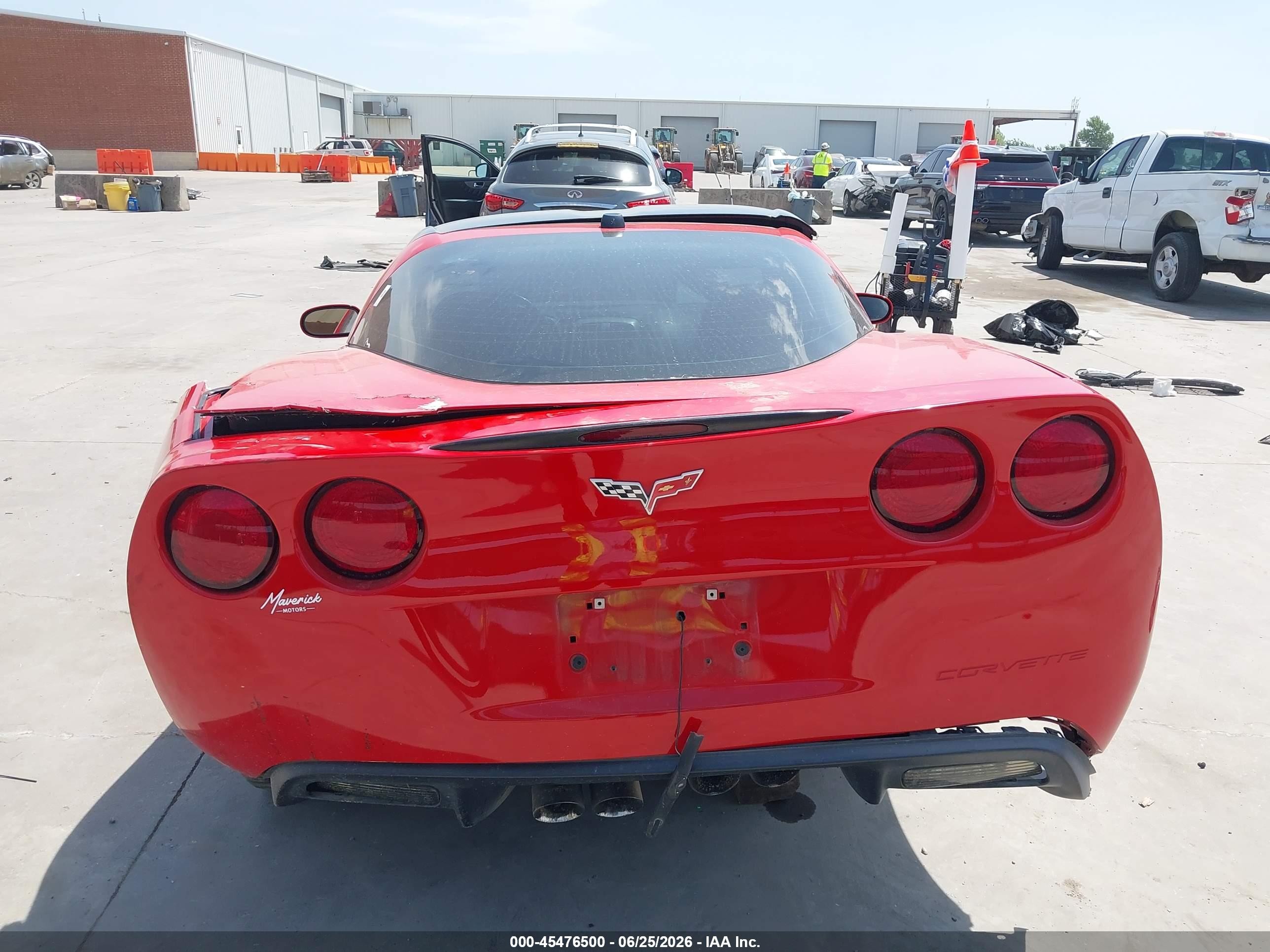 2005 Chevrolet Corvette   Красный vin: 1G1YY24U555116026