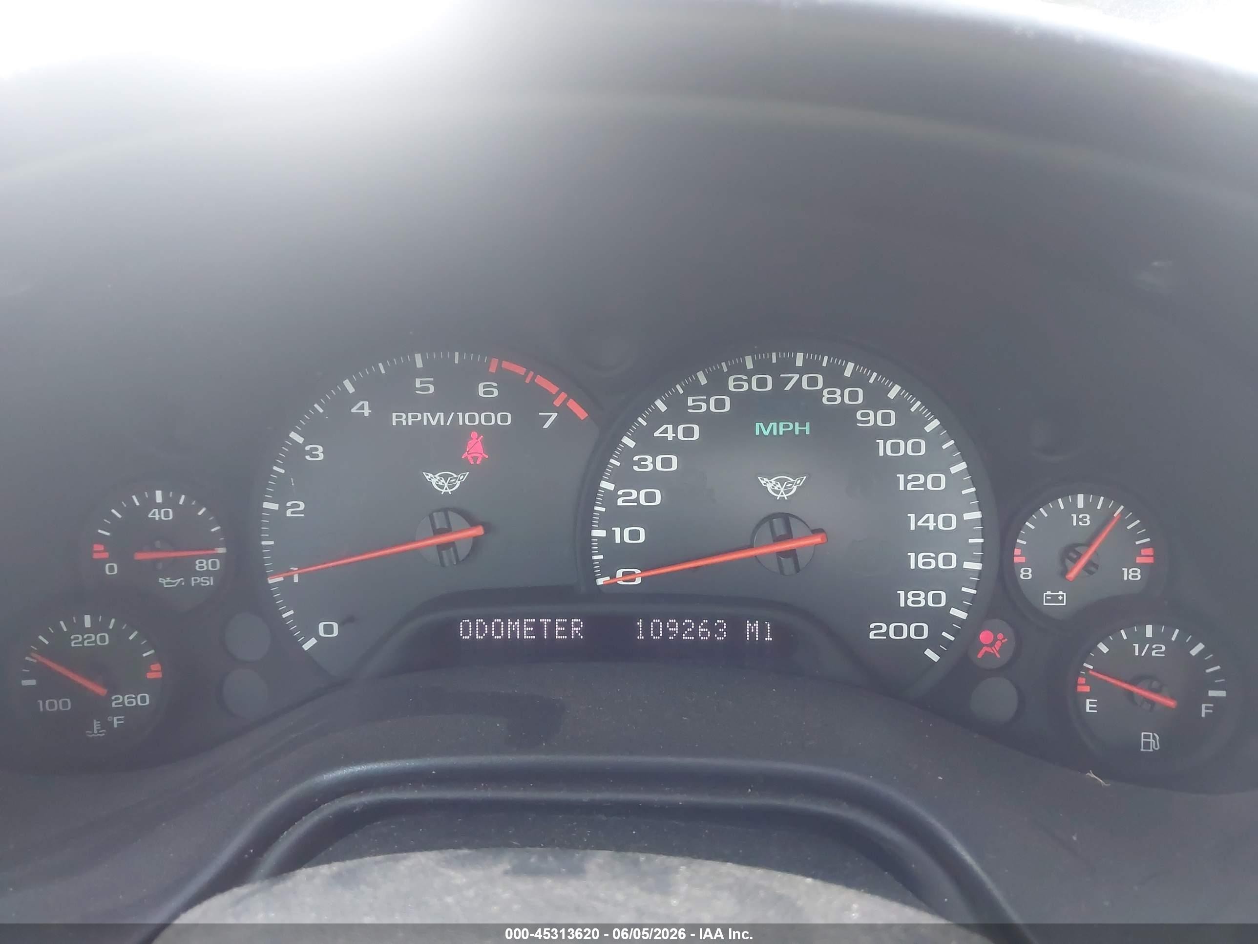 2001 Chevrolet Corvette White vin: 1G1YY32G015128002