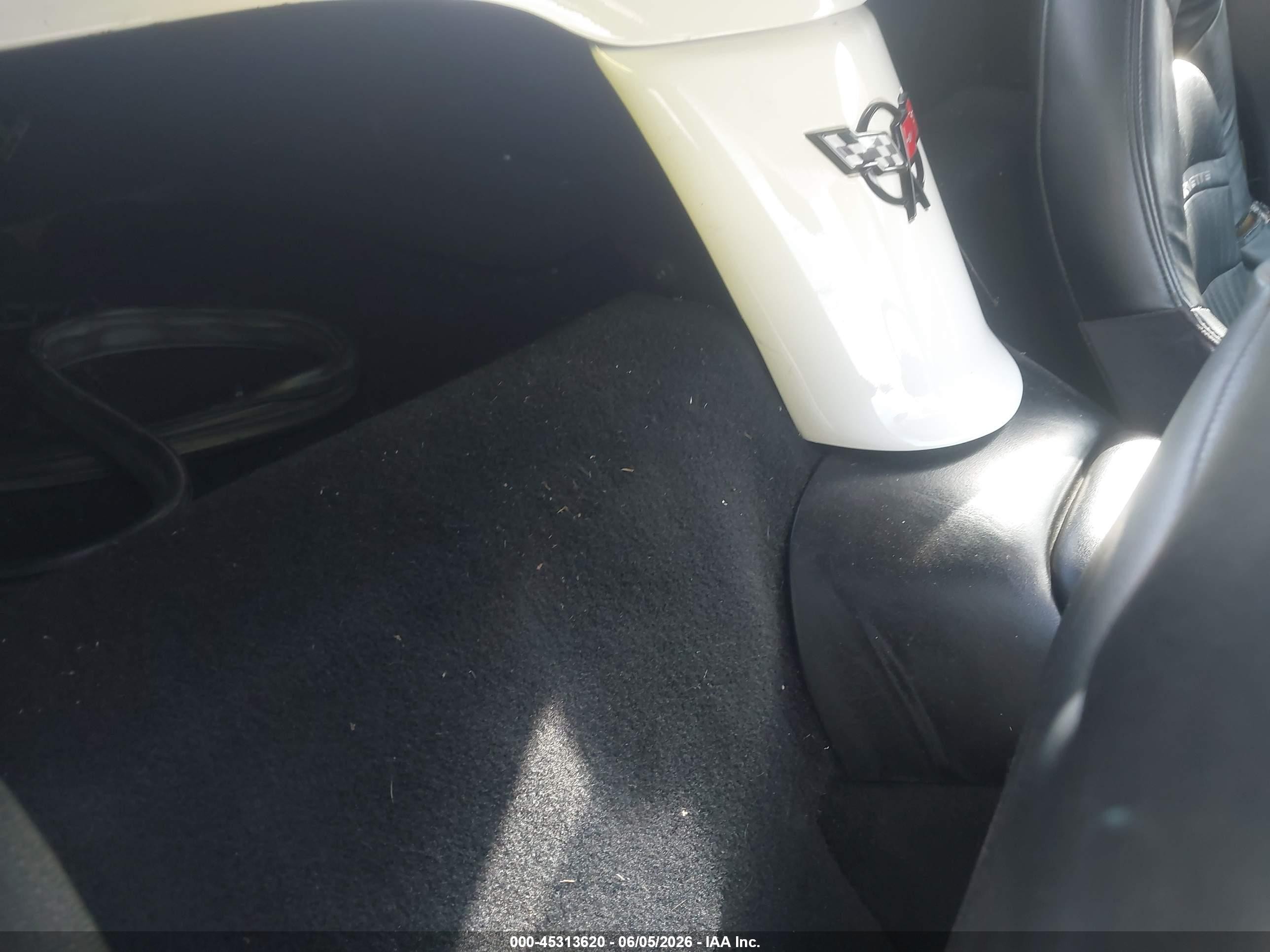 2001 Chevrolet Corvette White vin: 1G1YY32G015128002