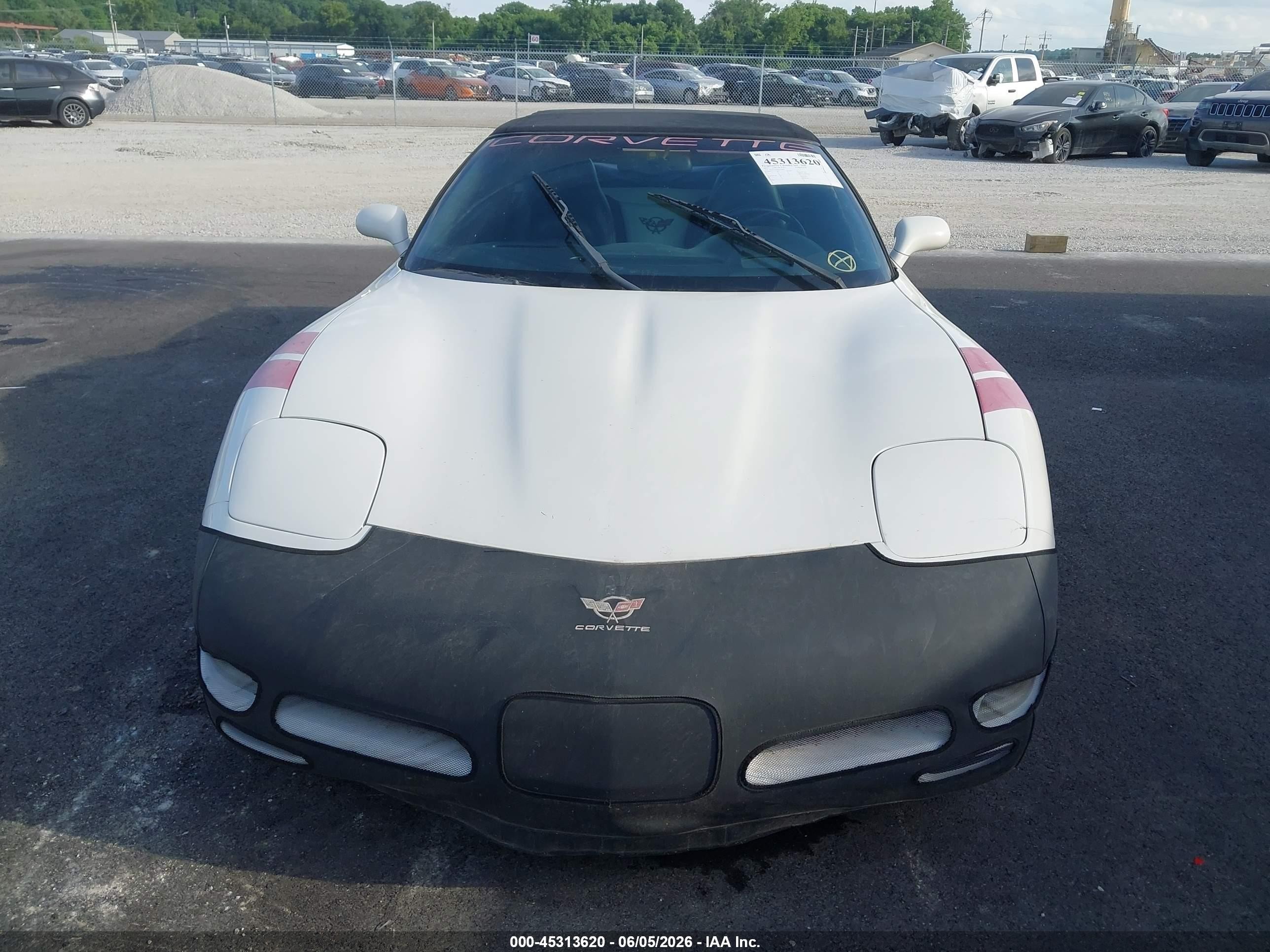 2001 Chevrolet Corvette White vin: 1G1YY32G015128002