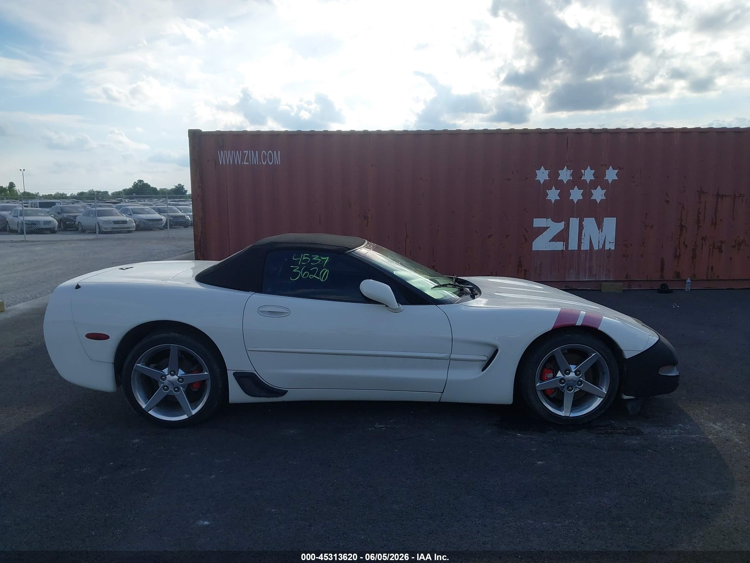 2001 Chevrolet Corvette White vin: 1G1YY32G015128002