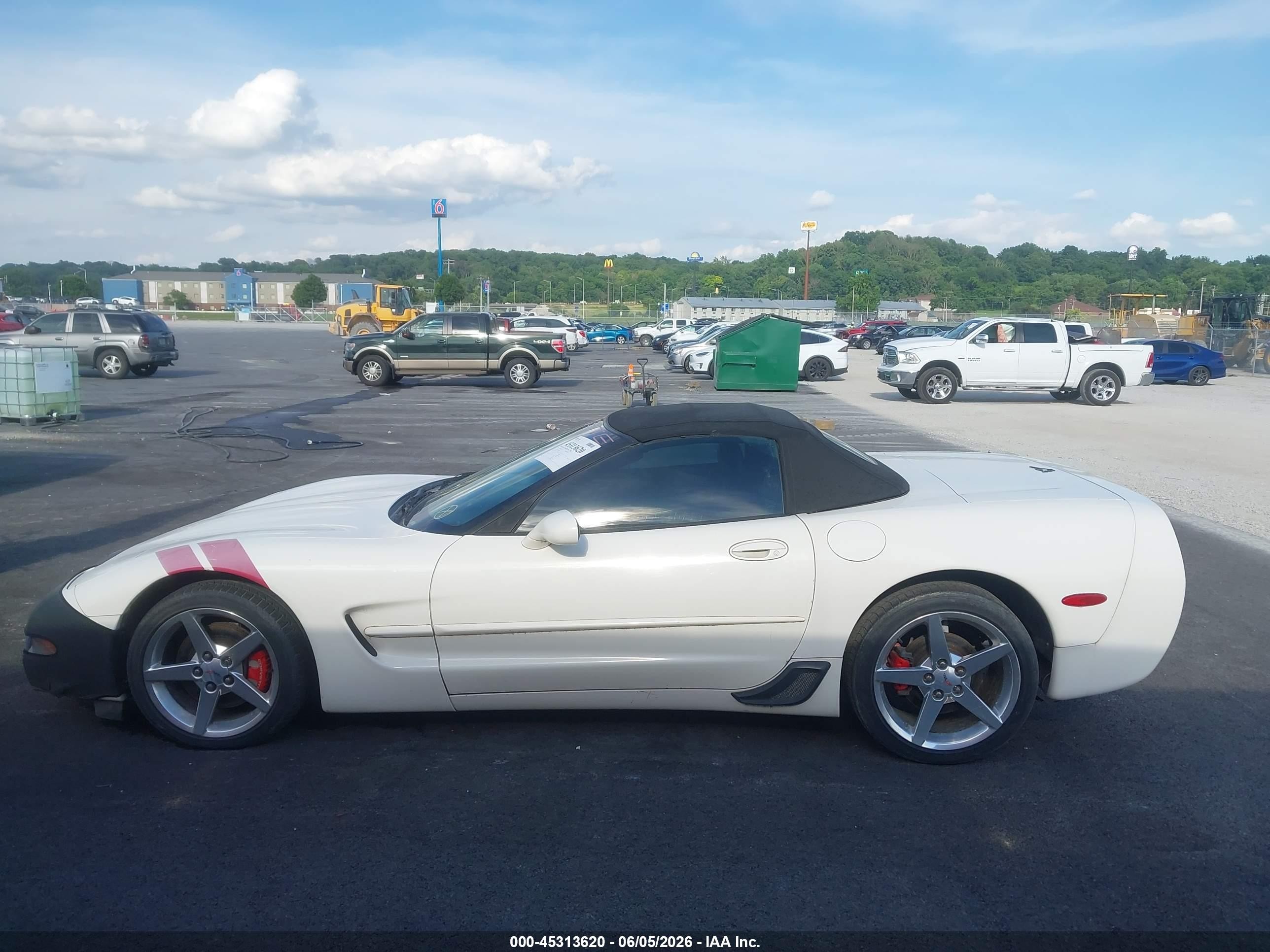 2001 Chevrolet Corvette White vin: 1G1YY32G015128002