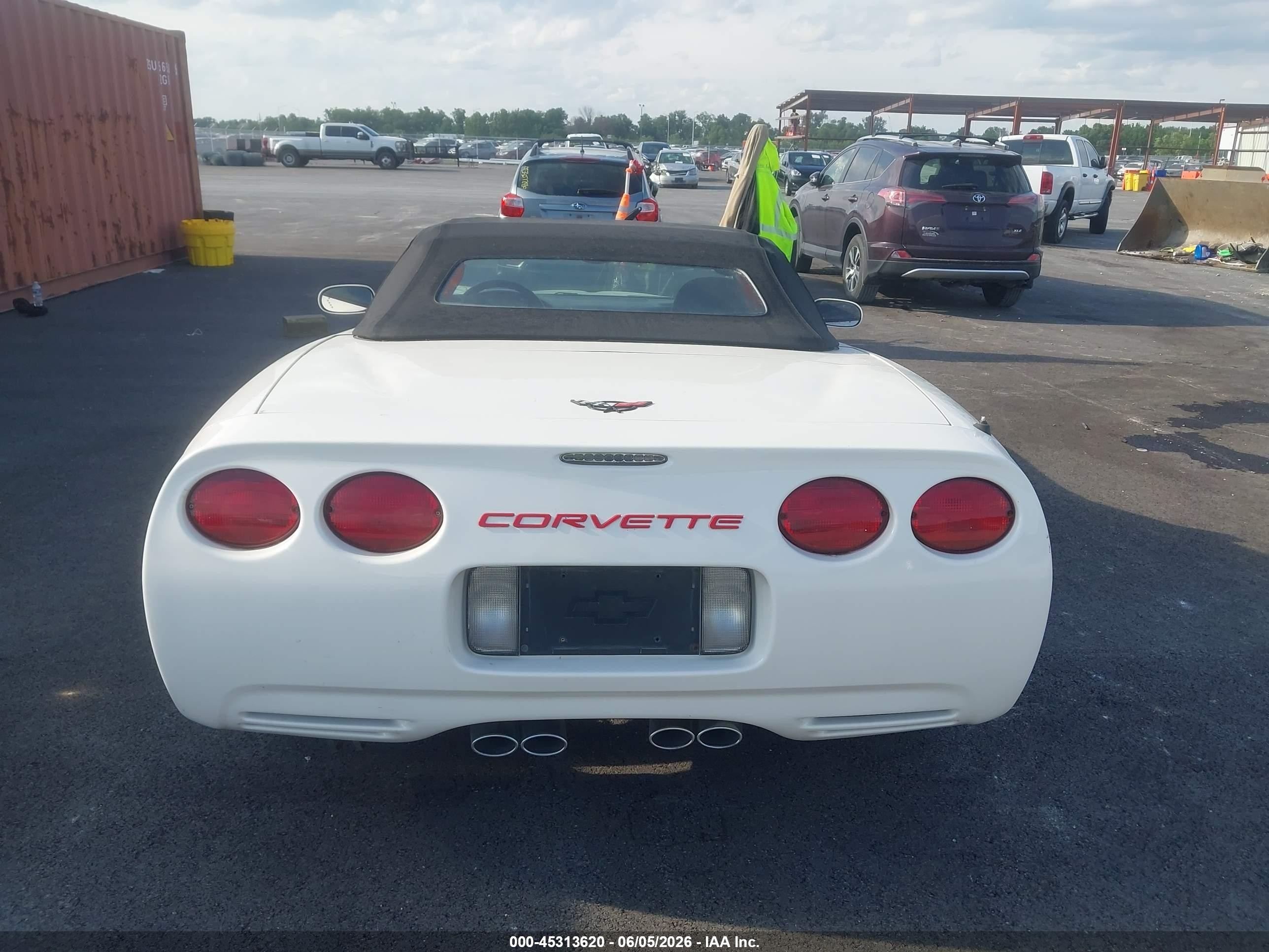 2001 Chevrolet Corvette White vin: 1G1YY32G015128002
