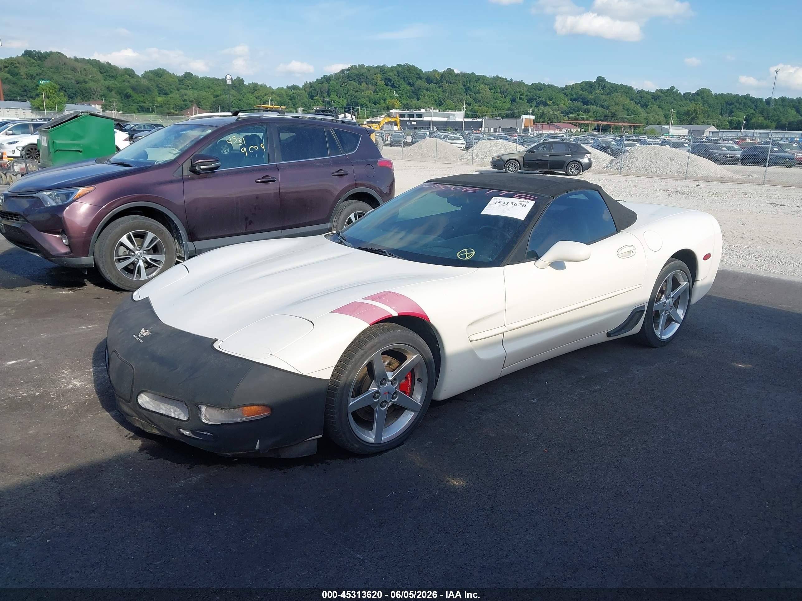 2001 Chevrolet Corvette White vin: 1G1YY32G015128002