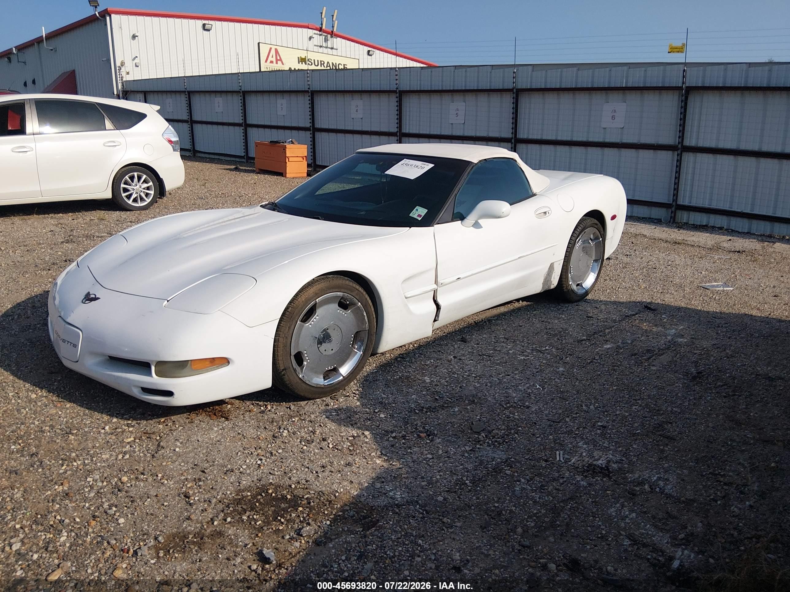 2004 Chevrolet Corvette   White vin: 1G1YY32G645122547