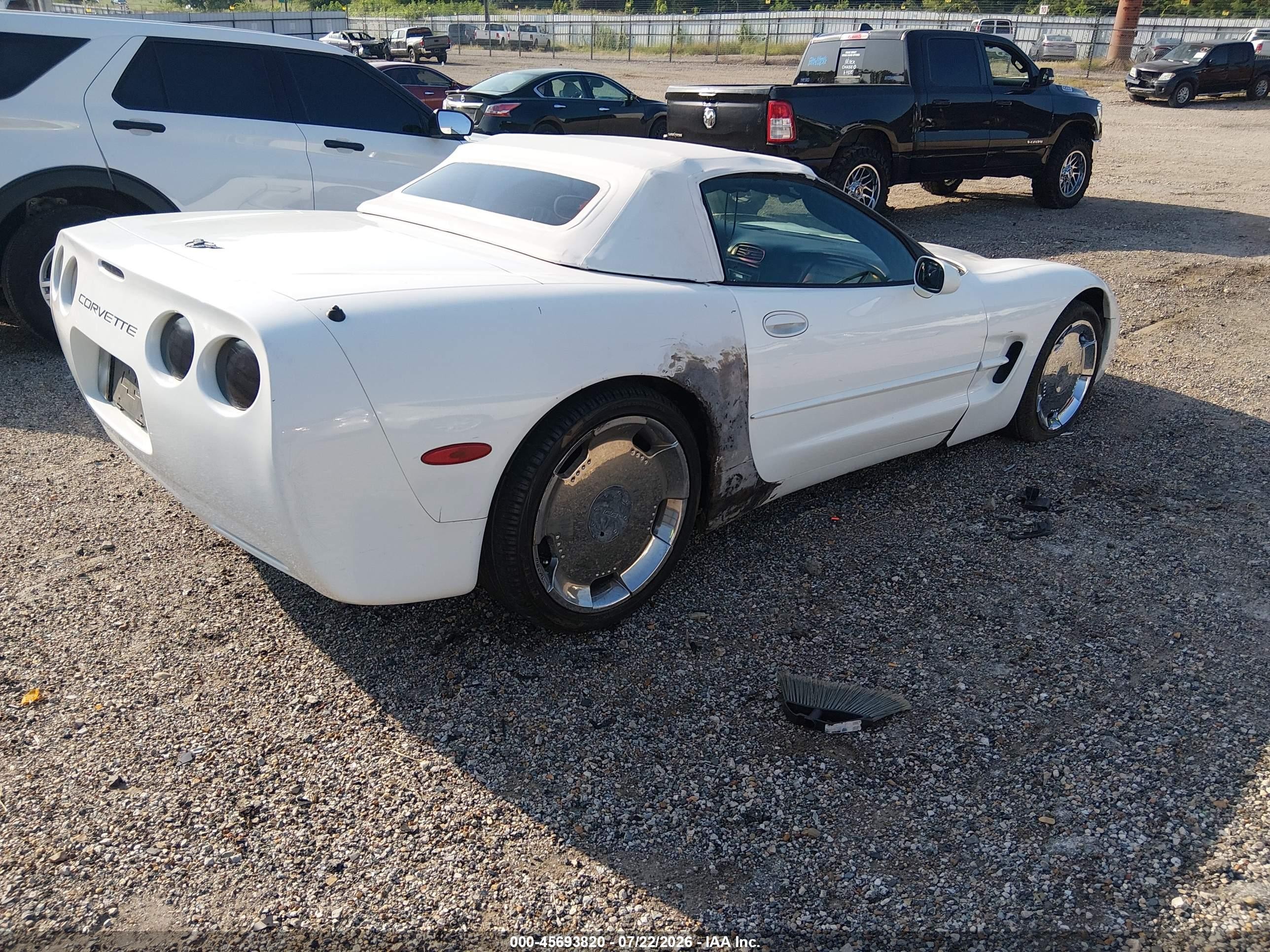2004 Chevrolet Corvette   White vin: 1G1YY32G645122547