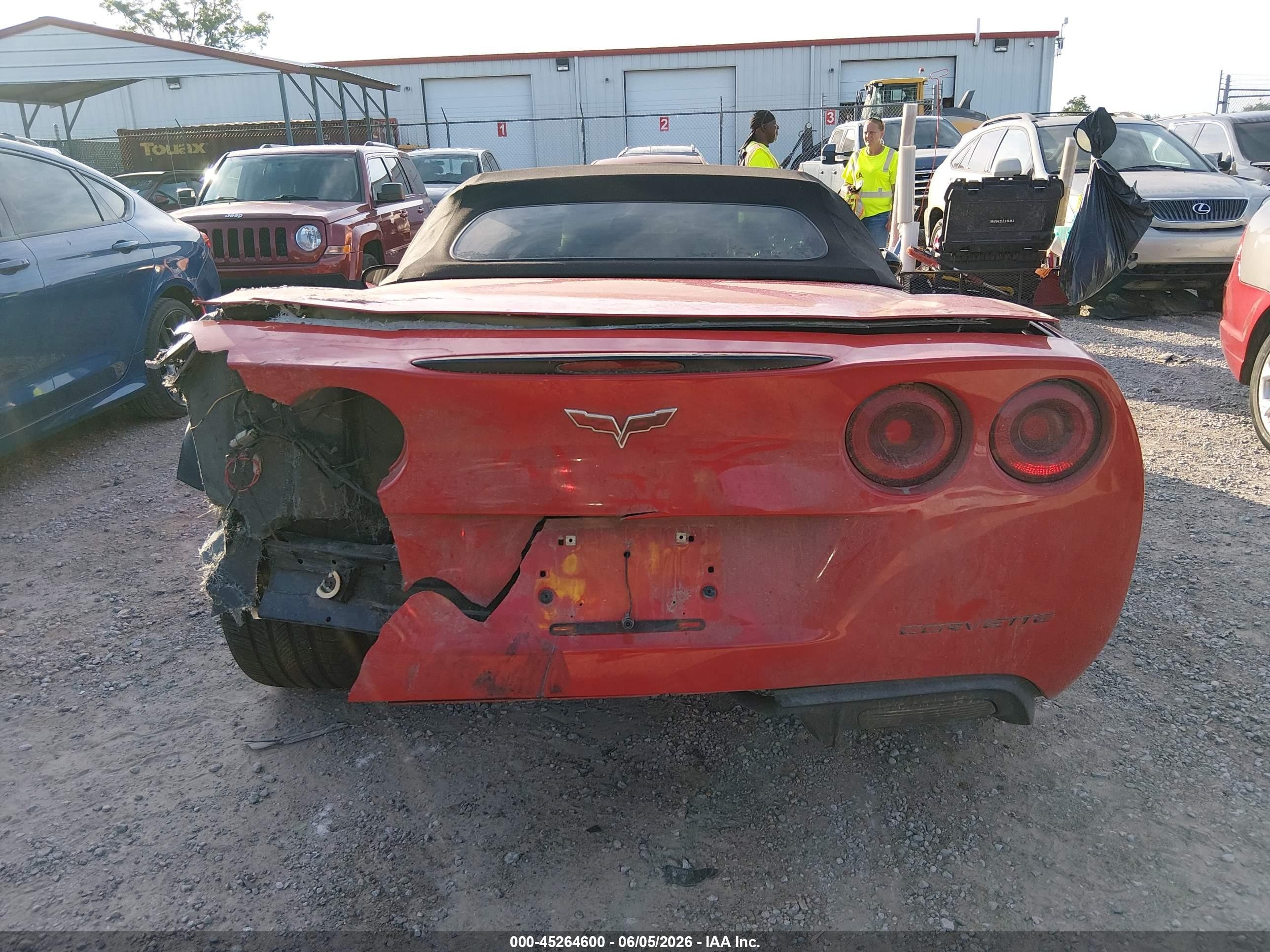 2008 Chevrolet Corvette   Red vin: 1G1YY36W985106110