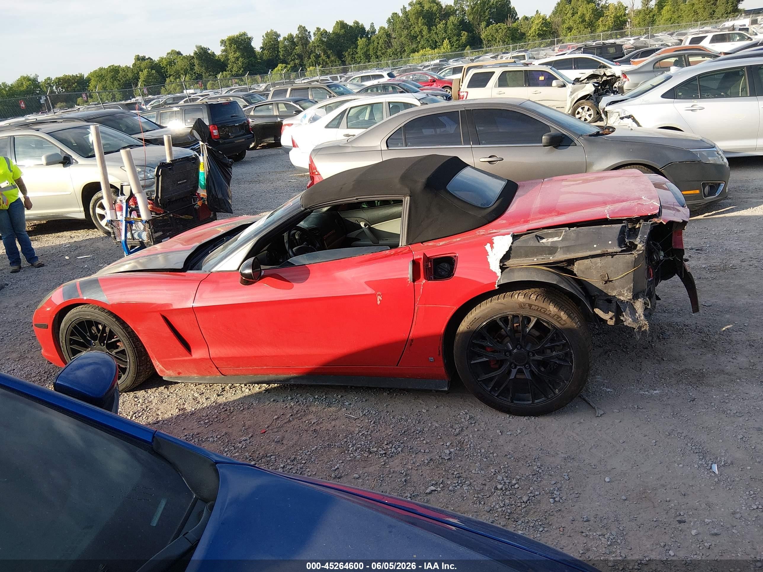 2008 Chevrolet Corvette   Red vin: 1G1YY36W985106110