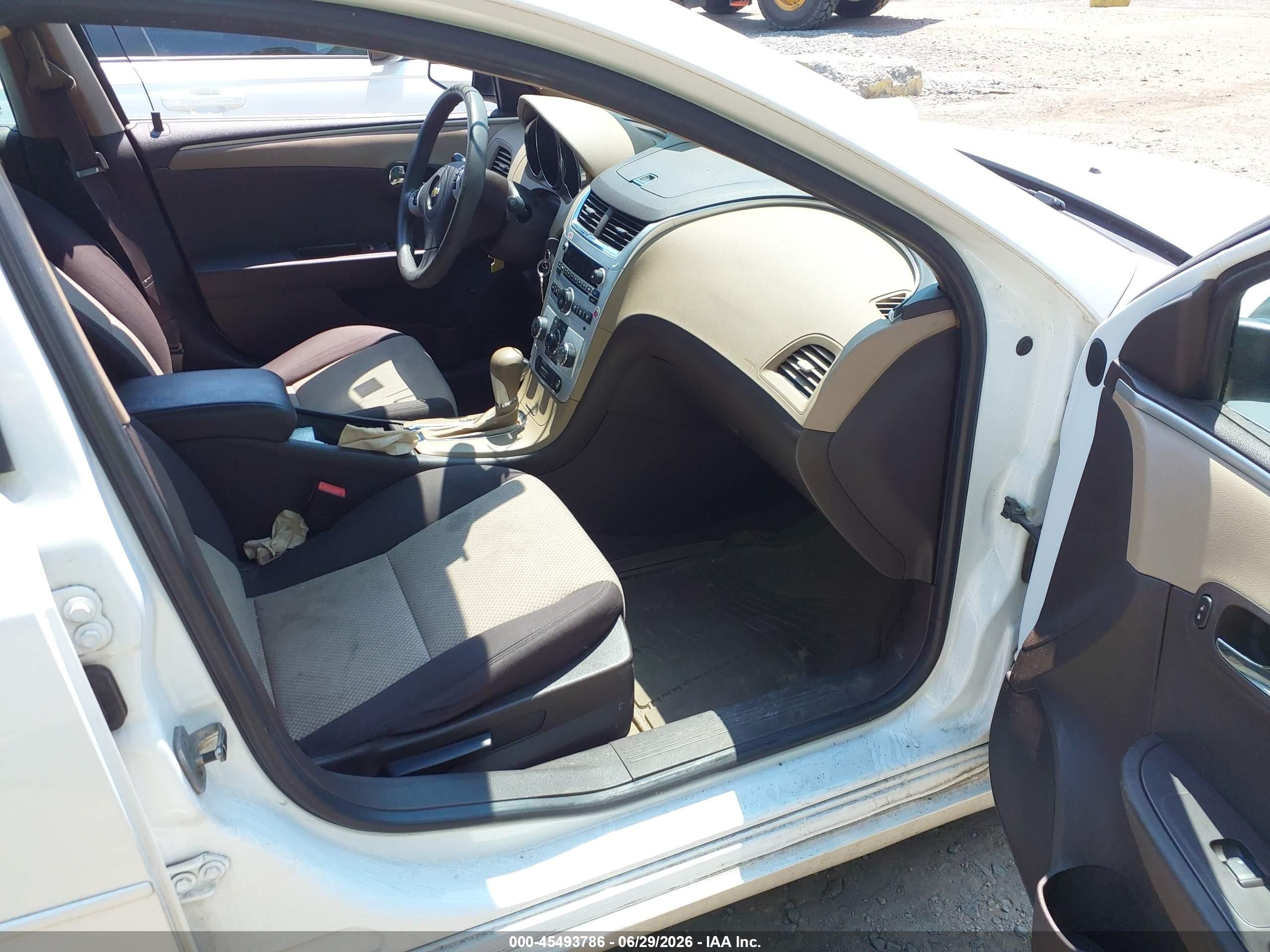 2011 Chevrolet Malibu Ls Белый vin: 1G1ZB5E10BF240075