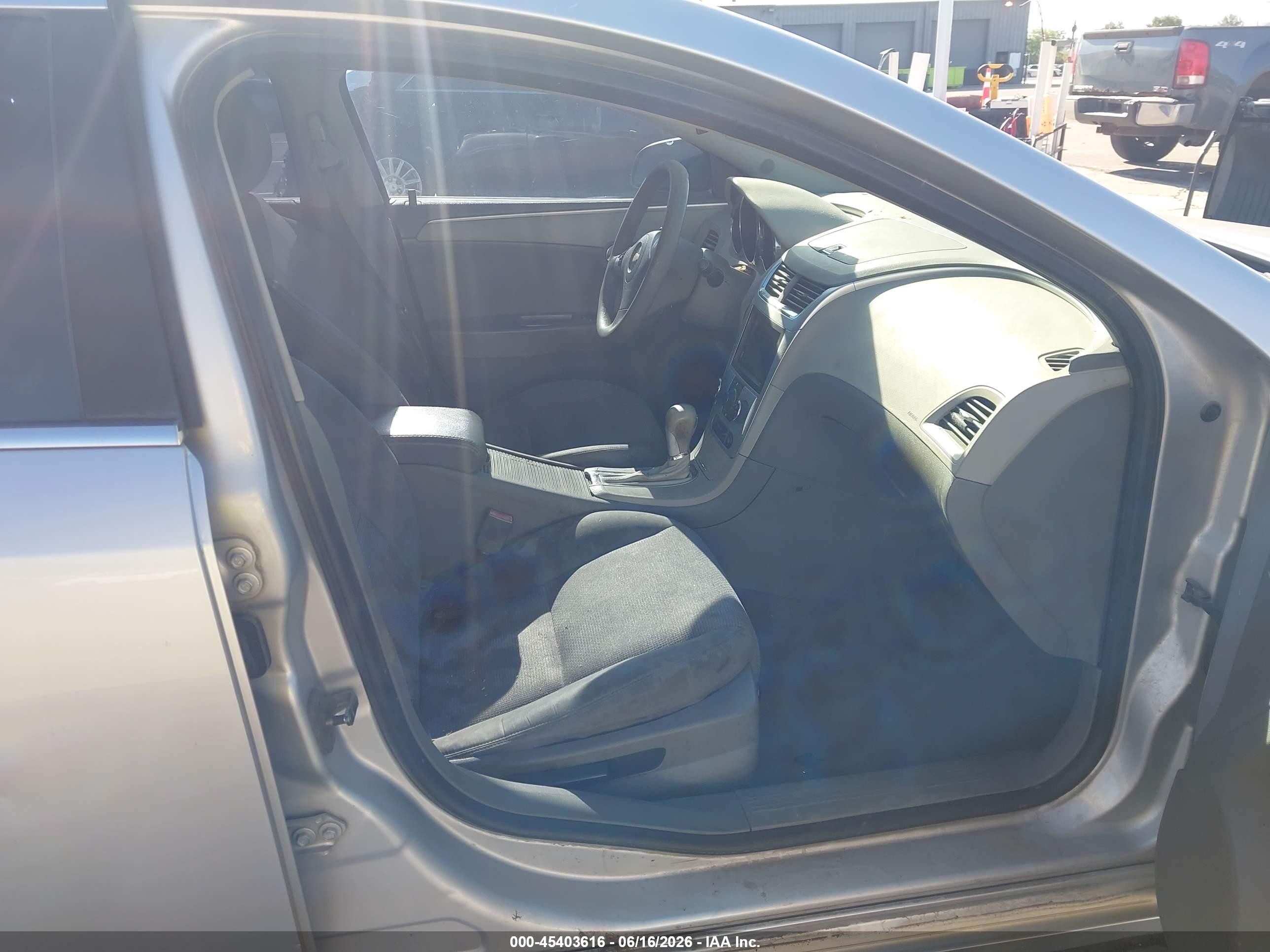 2011 Chevrolet Malibu Ls Серебряный vin: 1G1ZB5E11BF250520