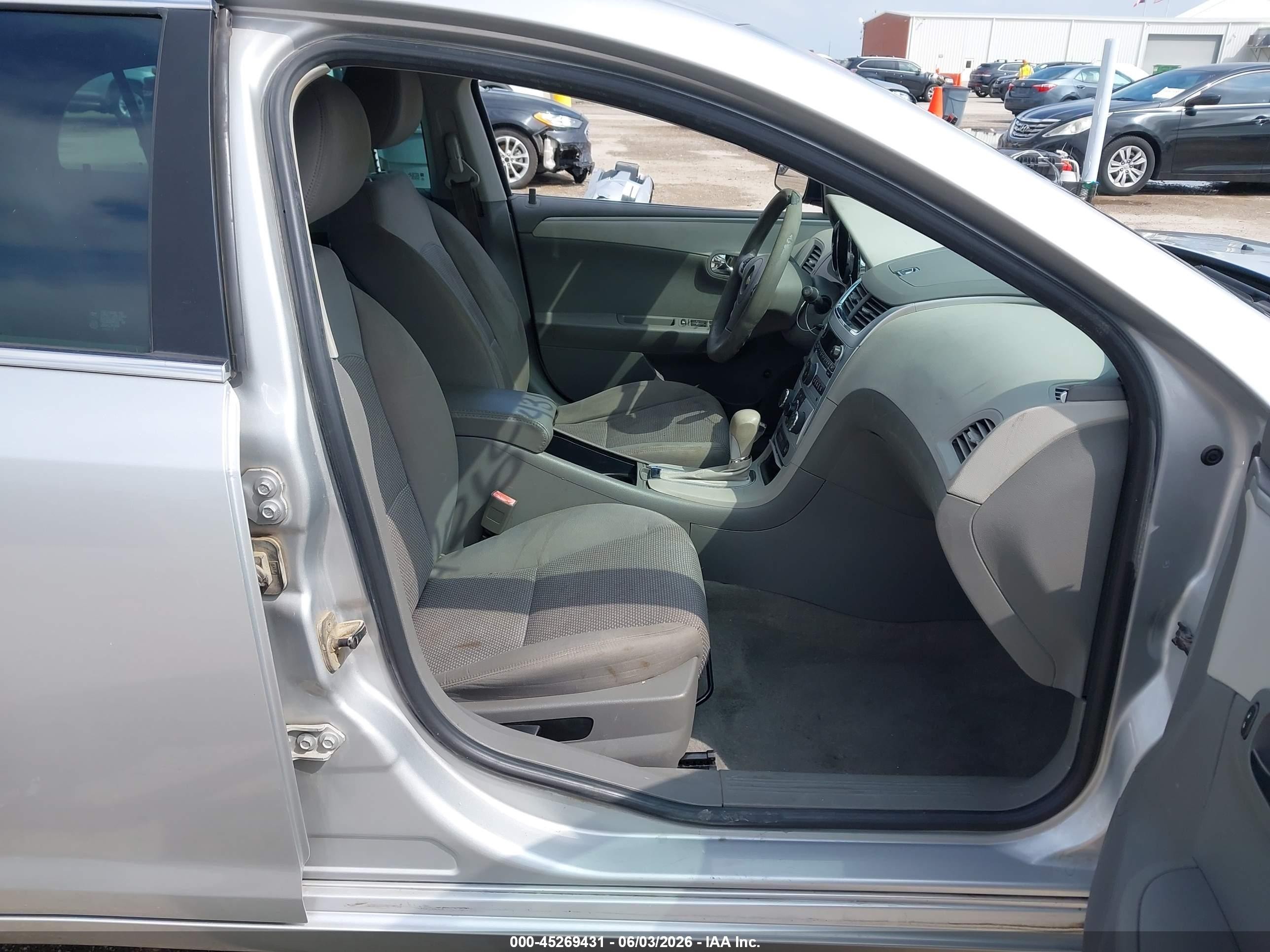 2011 Chevrolet Malibu Ls Серебряный vin: 1G1ZB5E13BF305095