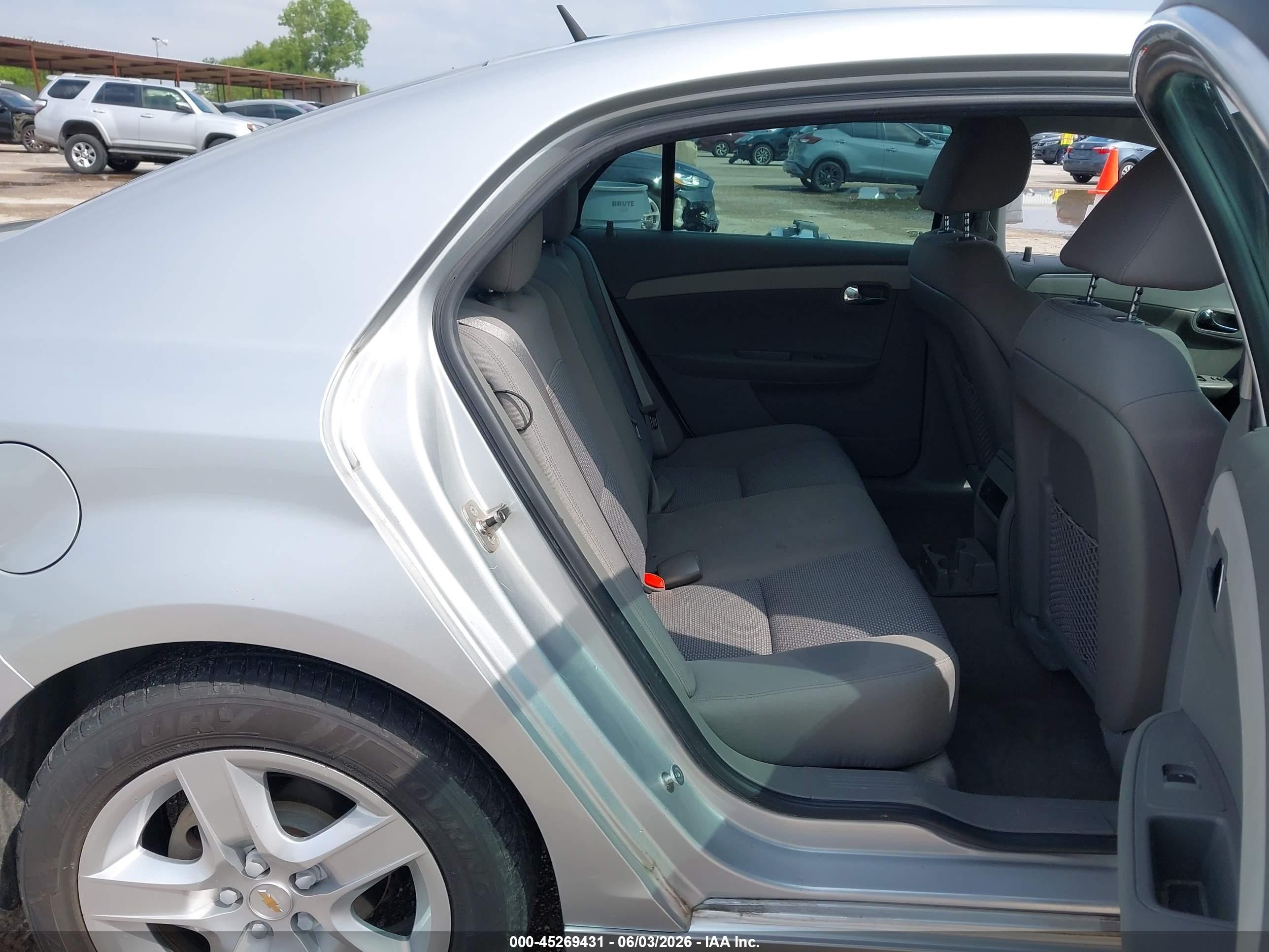 2011 Chevrolet Malibu Ls Серебряный vin: 1G1ZB5E13BF305095
