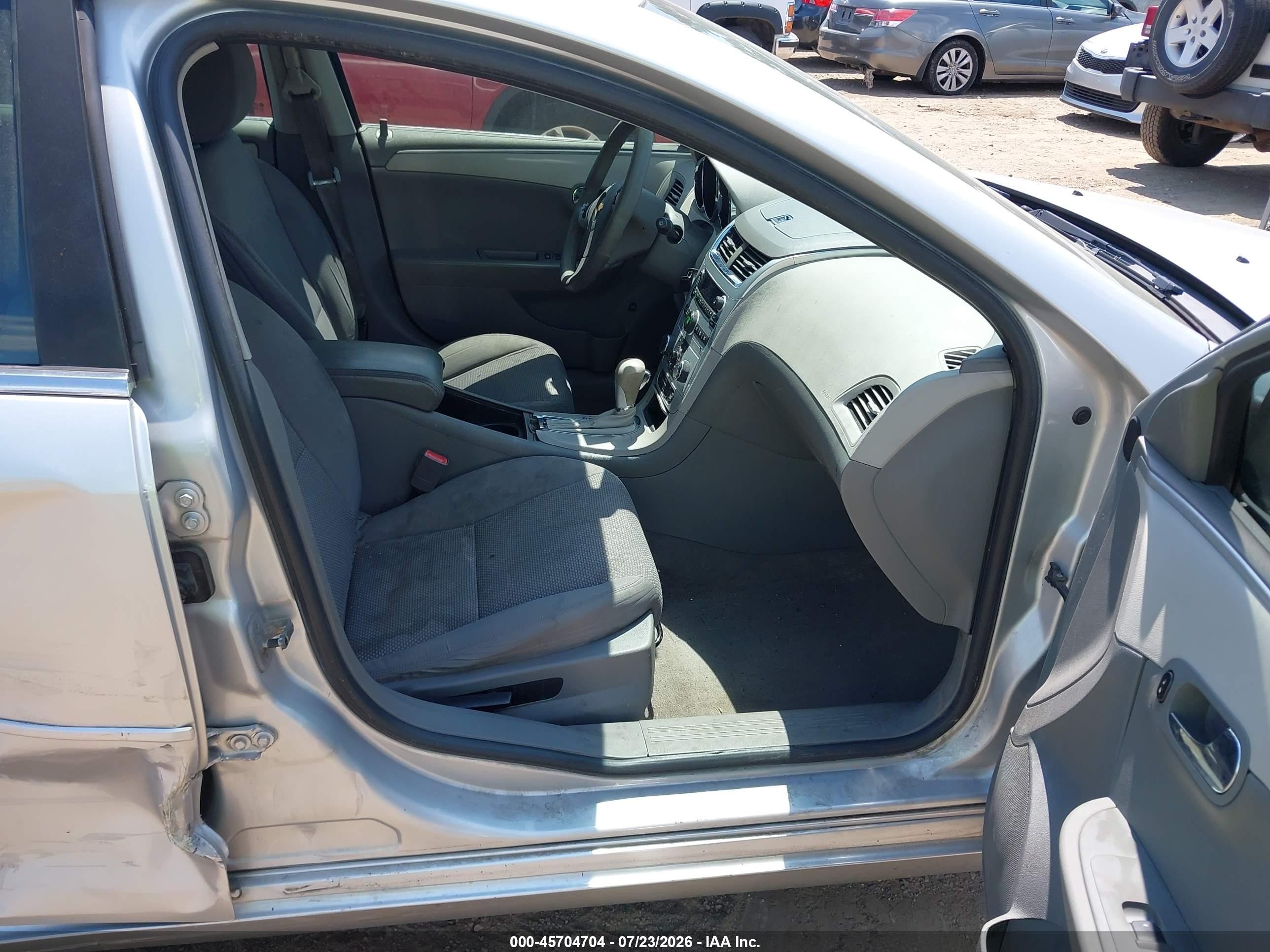 2011 Chevrolet Malibu Ls Серебряный vin: 1G1ZB5E14BF170192