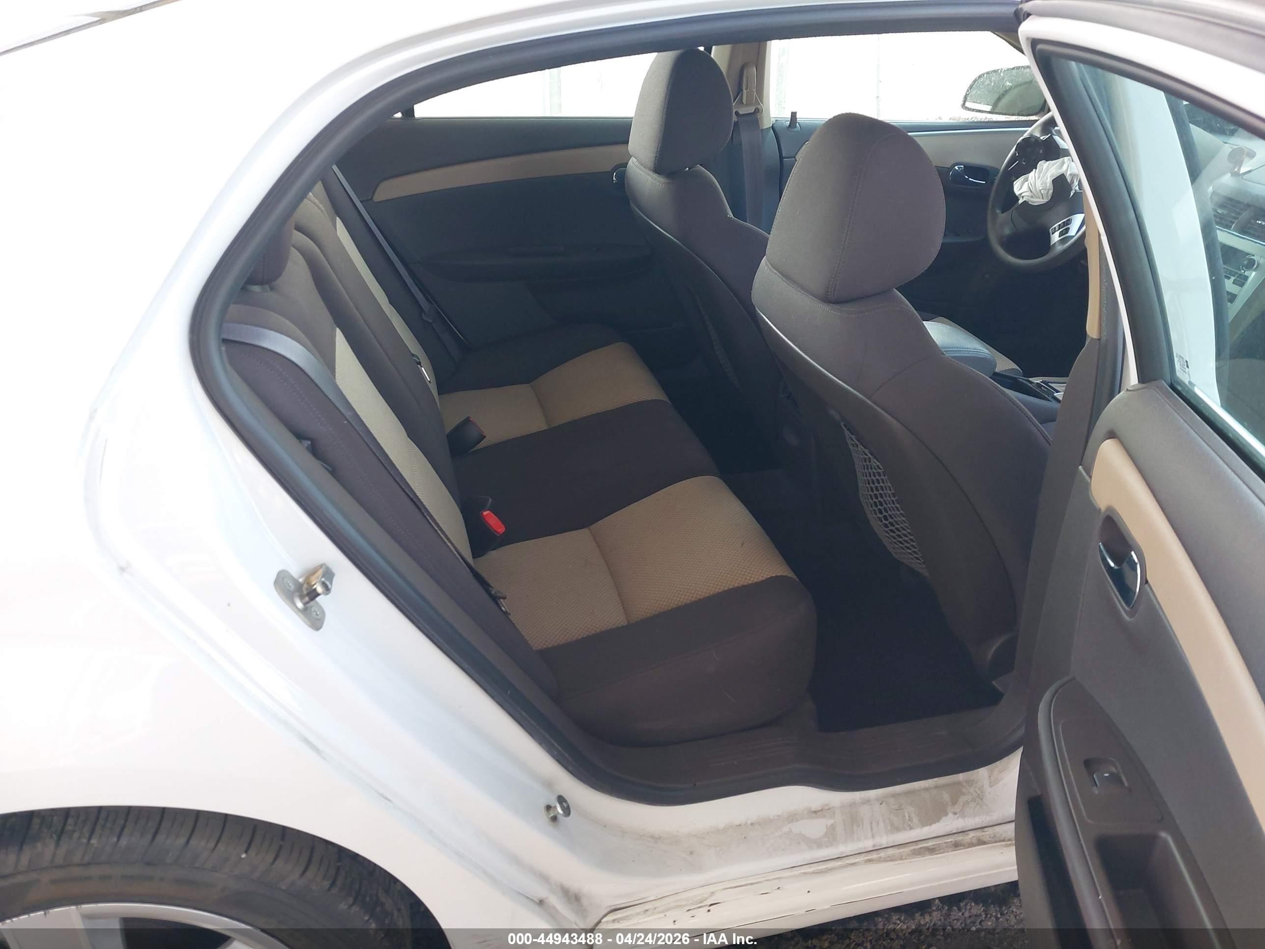 2011 Chevrolet Malibu Ls Белый vin: 1G1ZB5E16BF165866