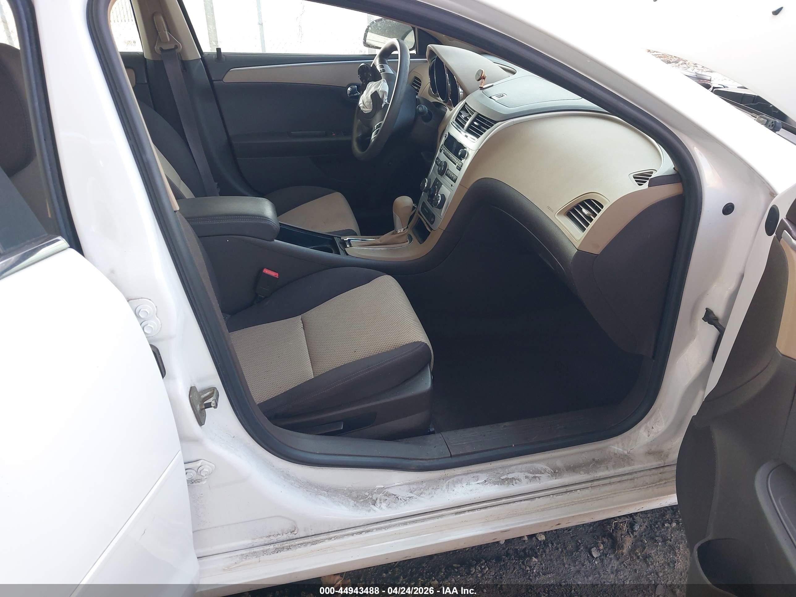 2011 Chevrolet Malibu Ls Белый vin: 1G1ZB5E16BF165866