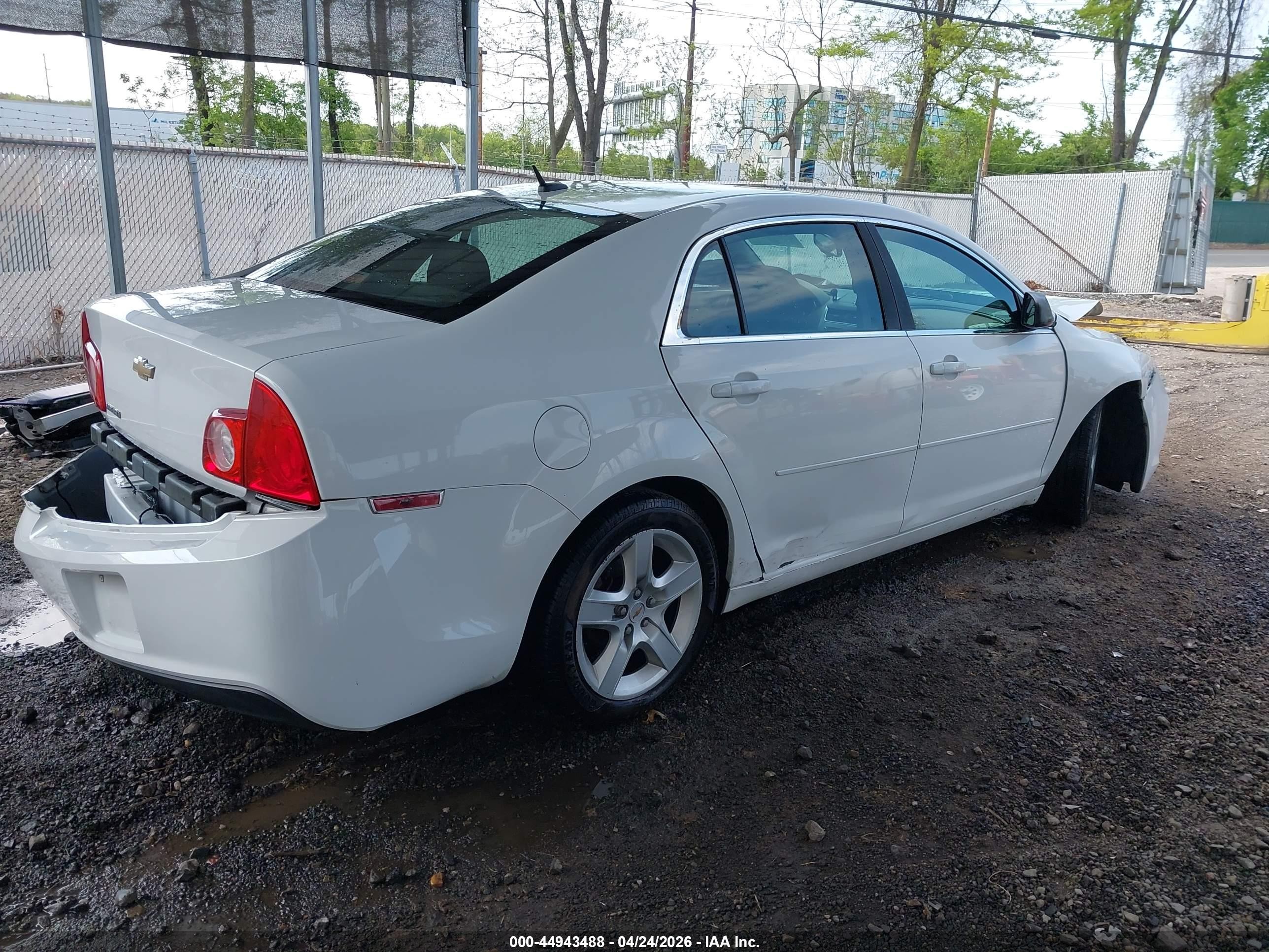 2011 Chevrolet Malibu Ls Белый vin: 1G1ZB5E16BF165866