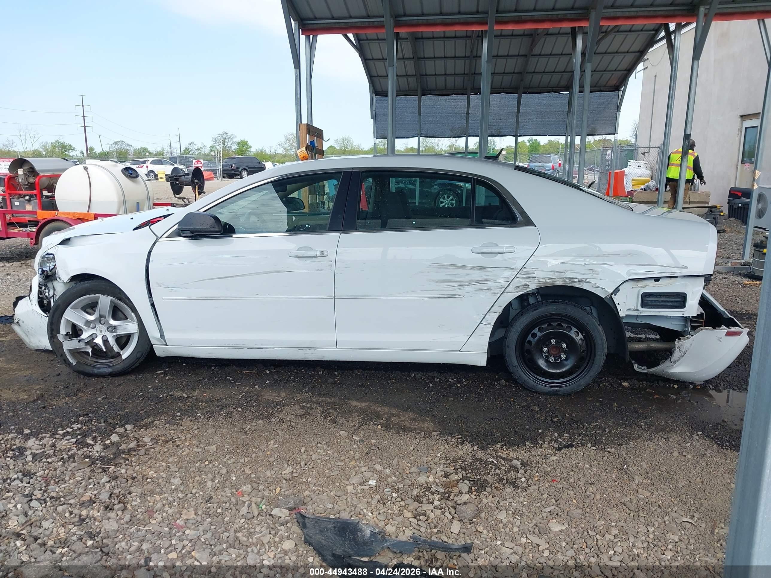 2011 Chevrolet Malibu Ls Белый vin: 1G1ZB5E16BF165866