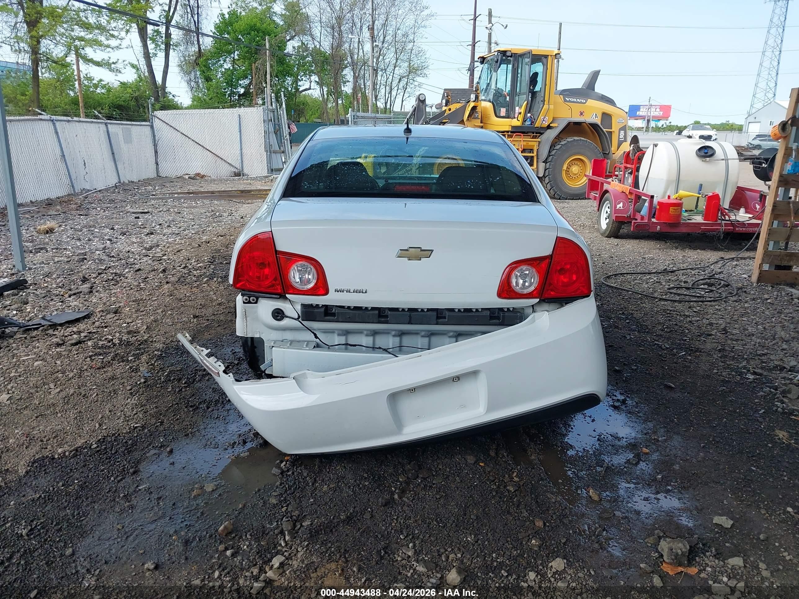2011 Chevrolet Malibu Ls Белый vin: 1G1ZB5E16BF165866