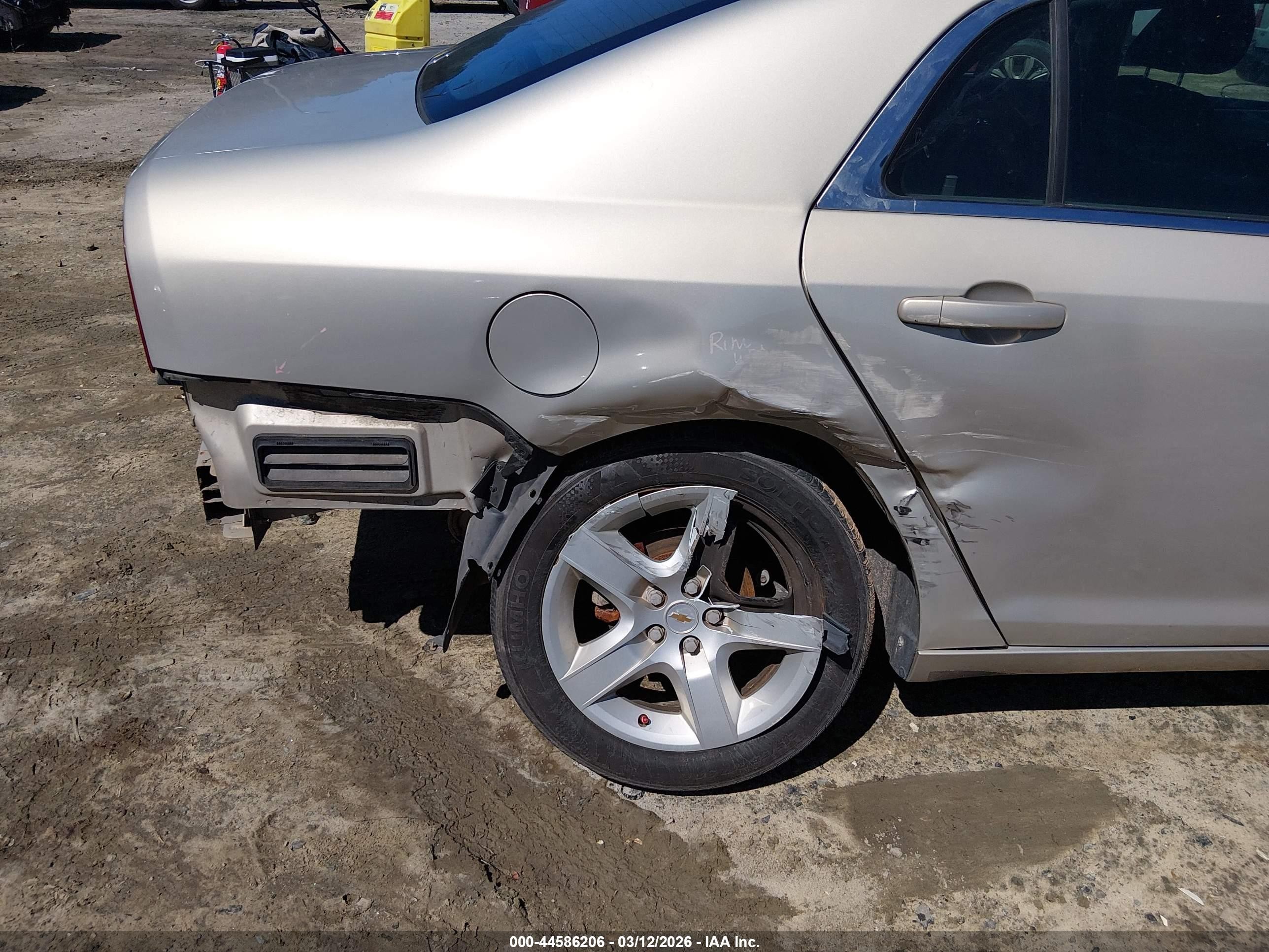 2010 Chevrolet Malibu Ls Gold vin: 1G1ZB5EB0AF129825
