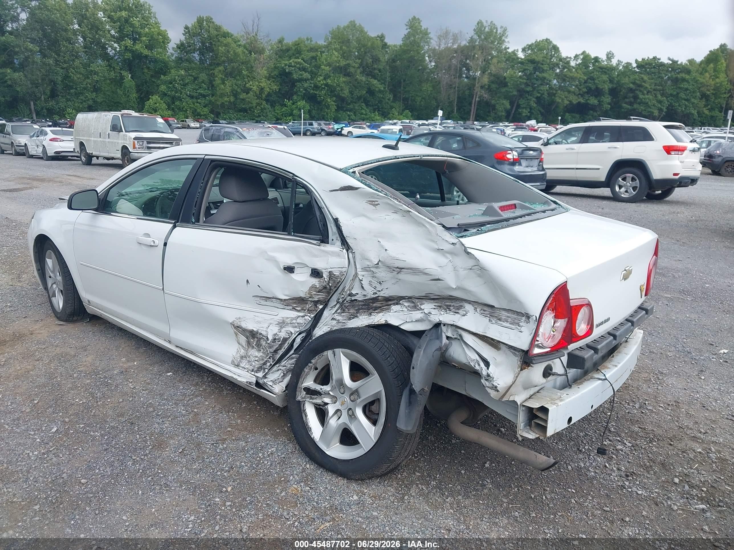 2010 Chevrolet Malibu Ls White vin: 1G1ZB5EB5AF110512