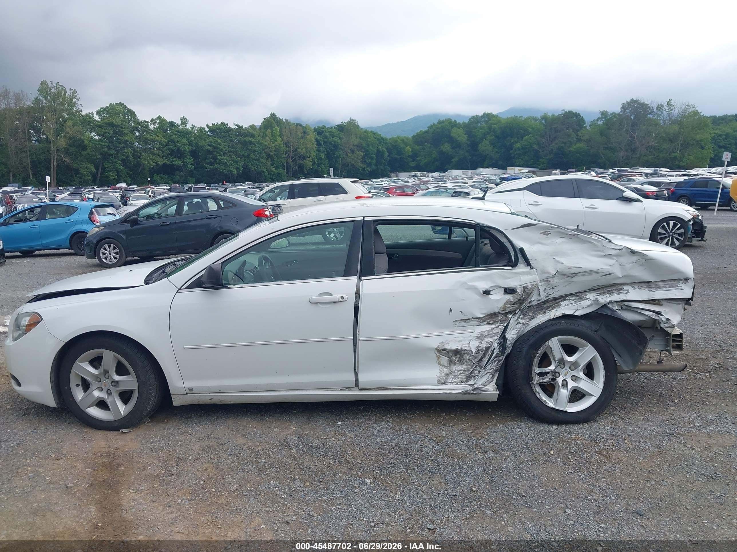 2010 Chevrolet Malibu Ls White vin: 1G1ZB5EB5AF110512