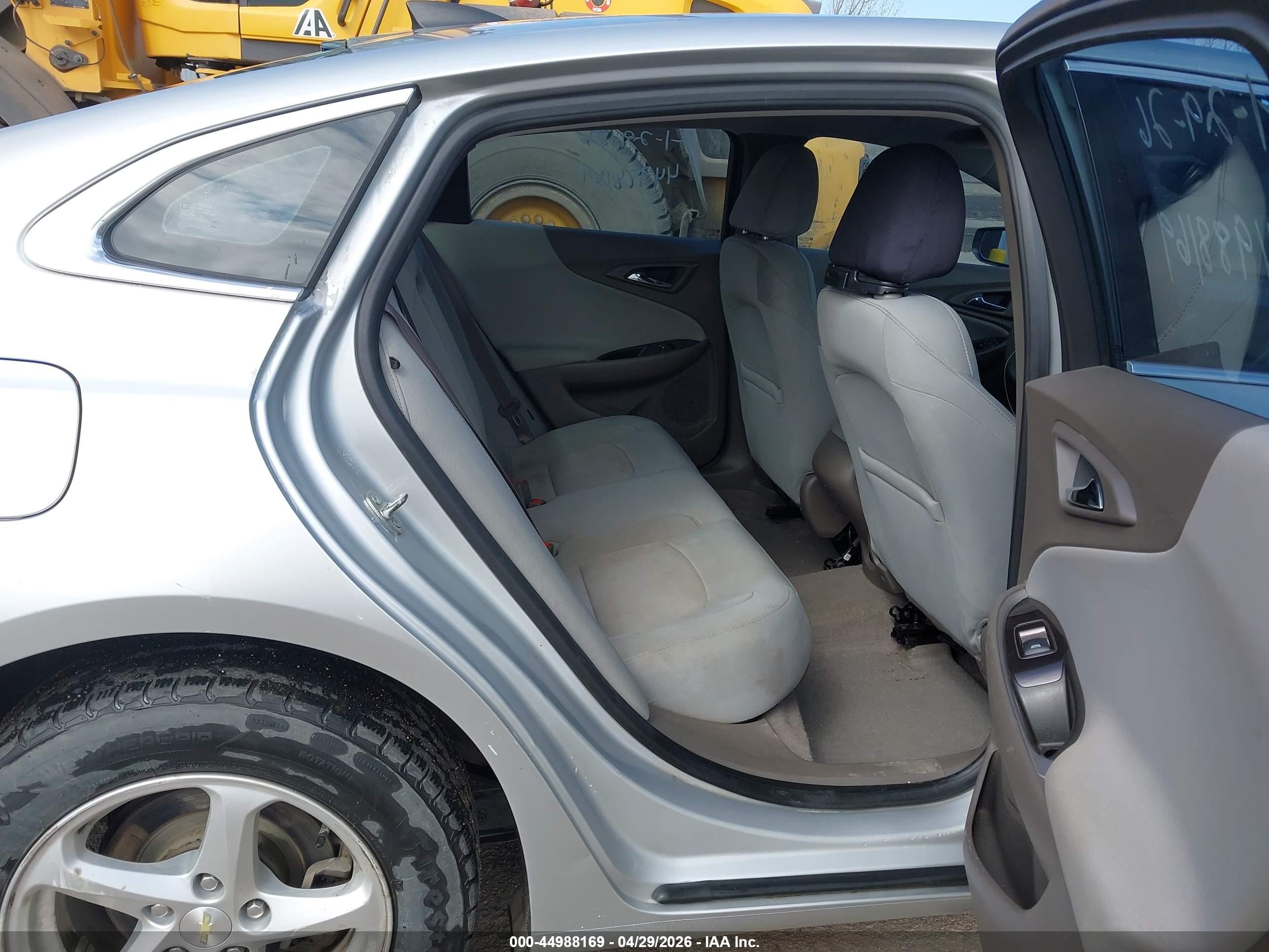 2017 Chevrolet Malibu Ls Серебряный vin: 1G1ZB5ST0HF271826