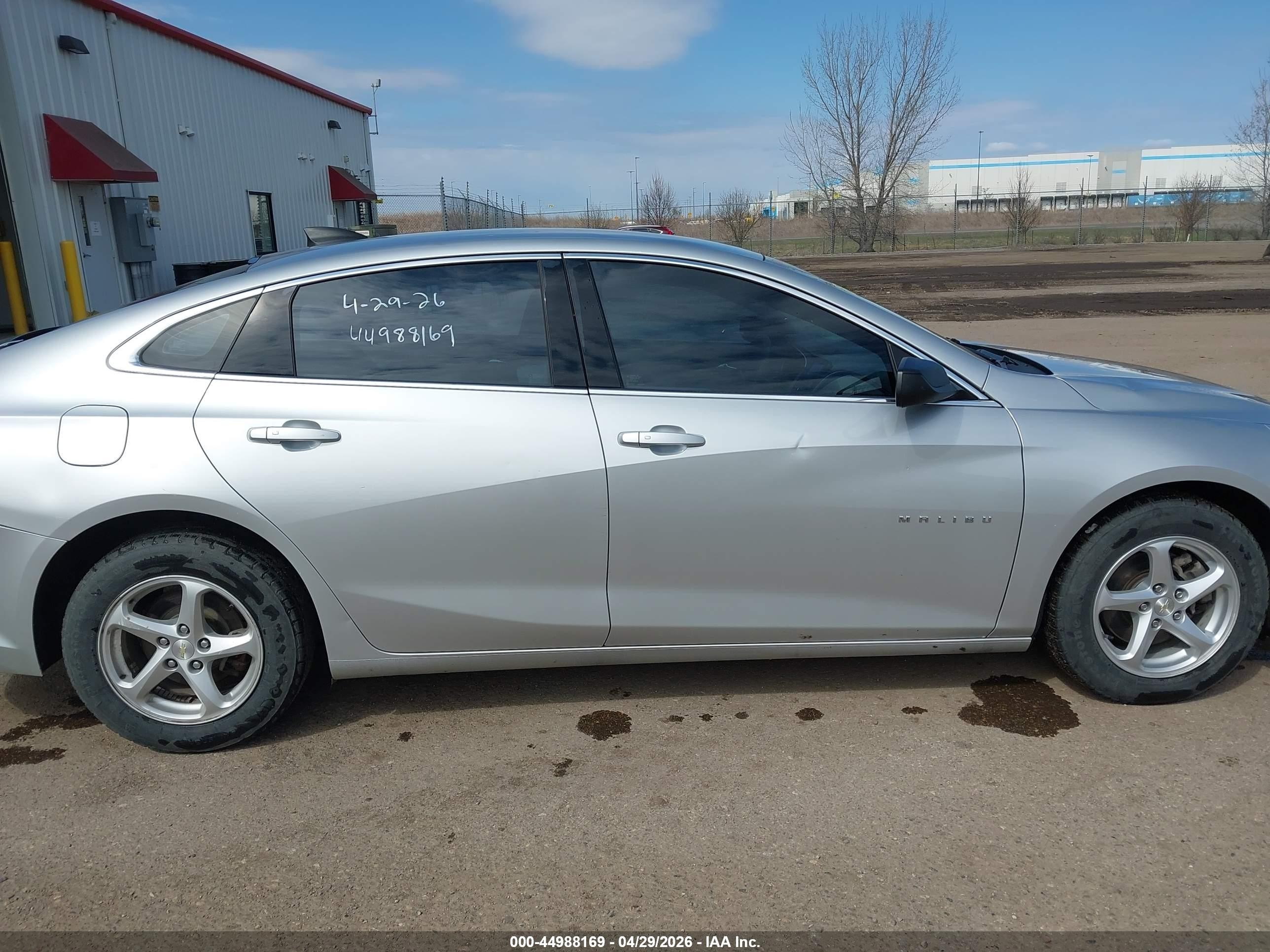 2017 Chevrolet Malibu Ls Серебряный vin: 1G1ZB5ST0HF271826