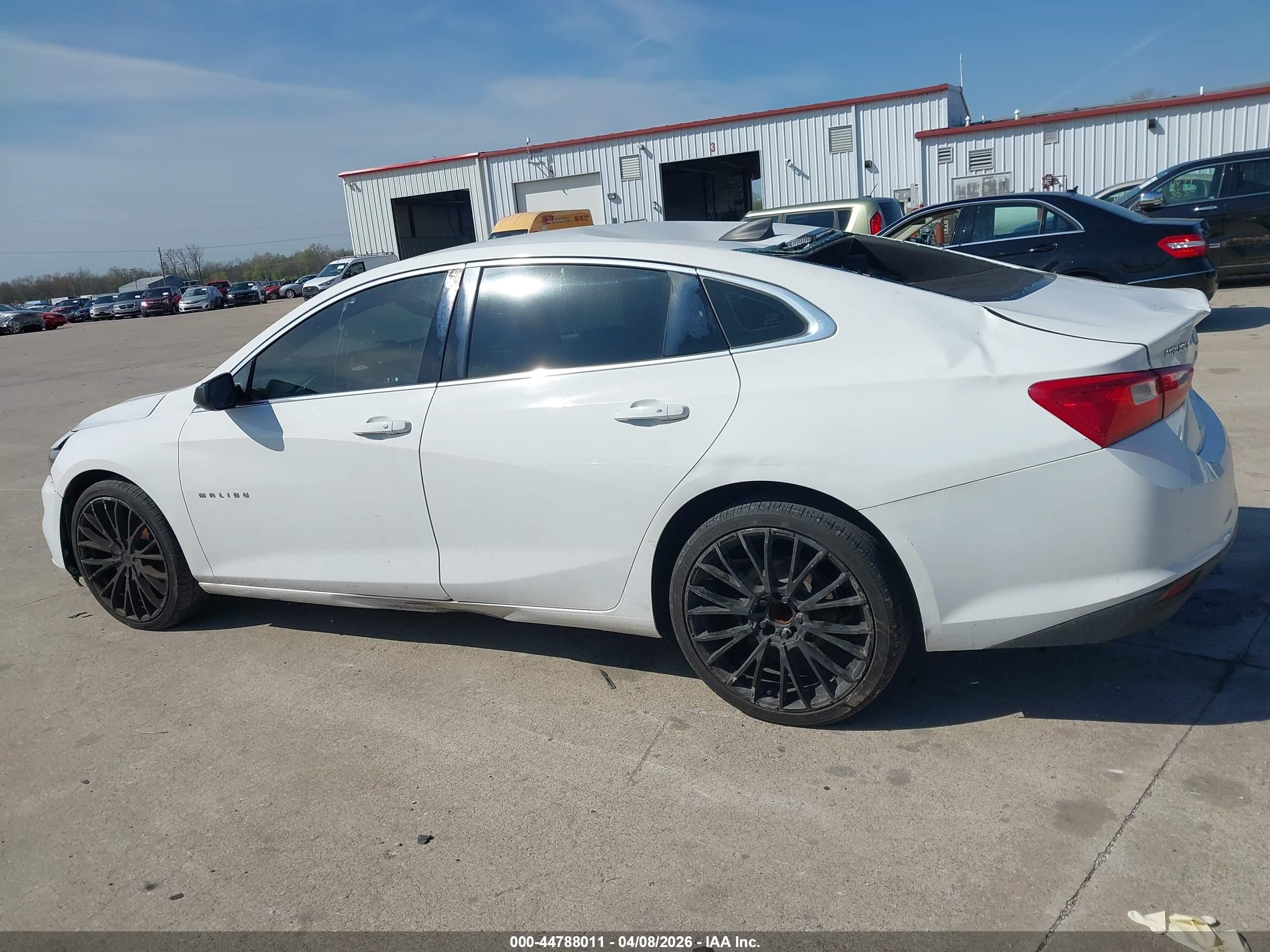 2018 Chevrolet Malibu 1ls White vin: 1G1ZB5ST4JF263556