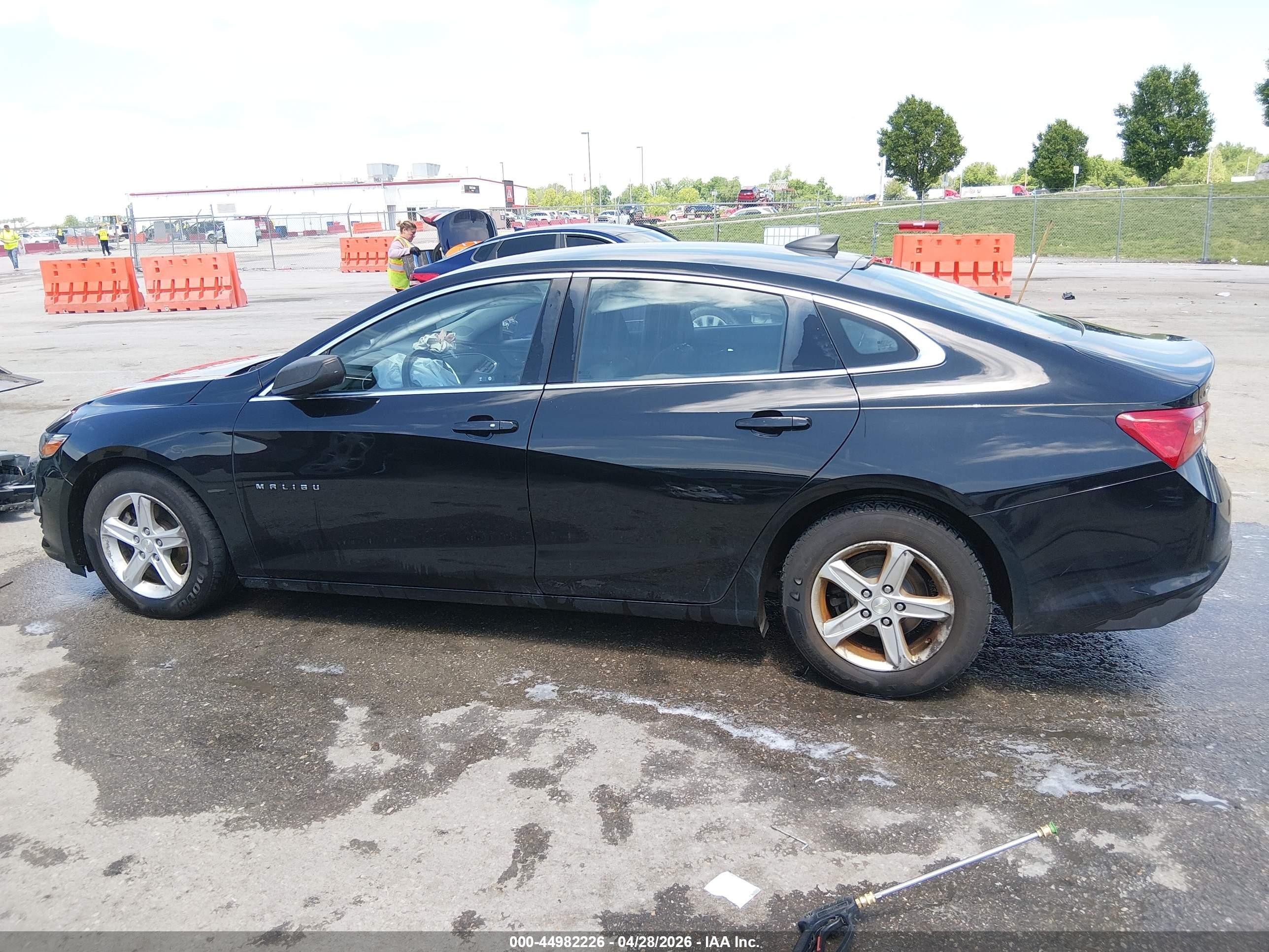 2020 Chevrolet Malibu Fwd Ls Черный vin: 1G1ZB5ST5LF005338