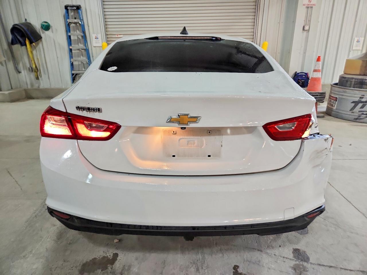 2018 Chevrolet Malibu Ls White vin: 1G1ZB5ST8JF288959