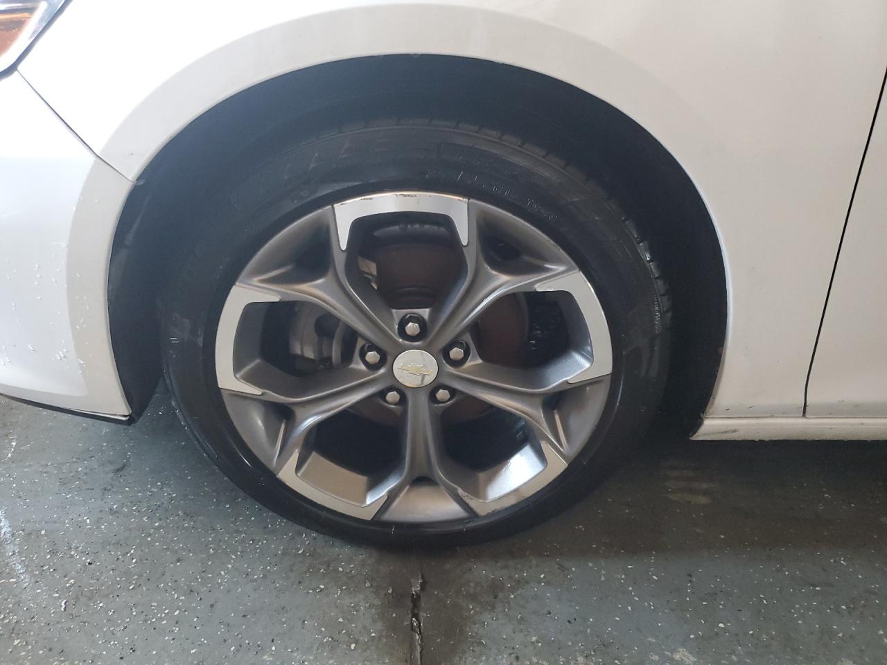 2020 Chevrolet Malibu Lt Белый vin: 1G1ZD5ST0LF125705 Damage: Left Front Wheel, Curb Rash, 4 To 5 Inches