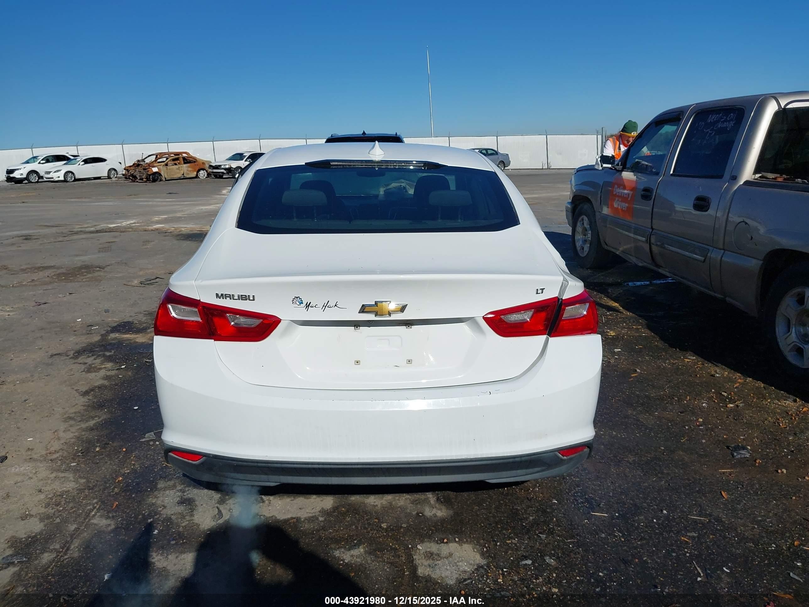 2018 Chevrolet Malibu Lt White vin: 1G1ZD5ST2JF139697