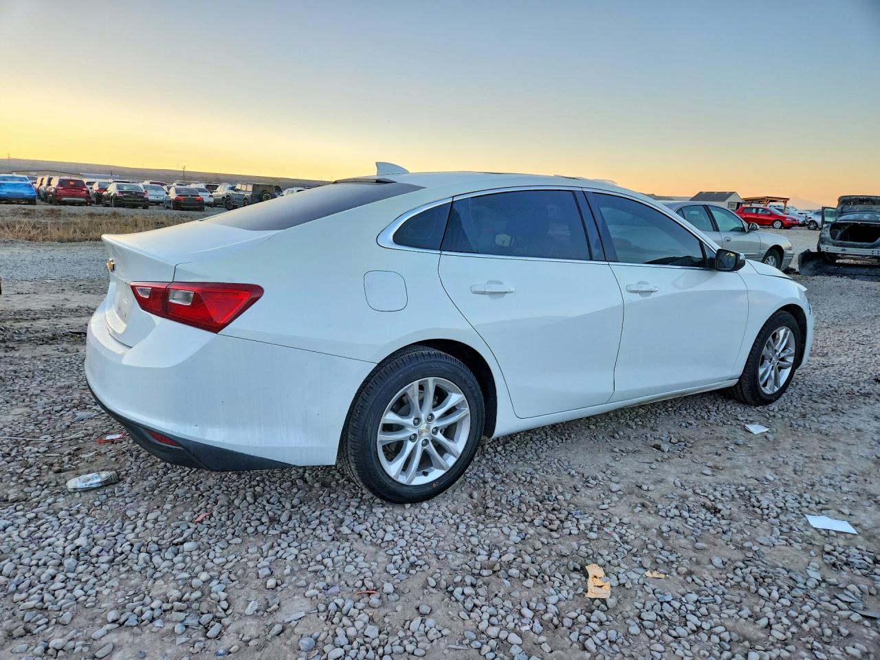 2018 Chevrolet Malibu Lt White vin: 1G1ZD5ST3JF129390